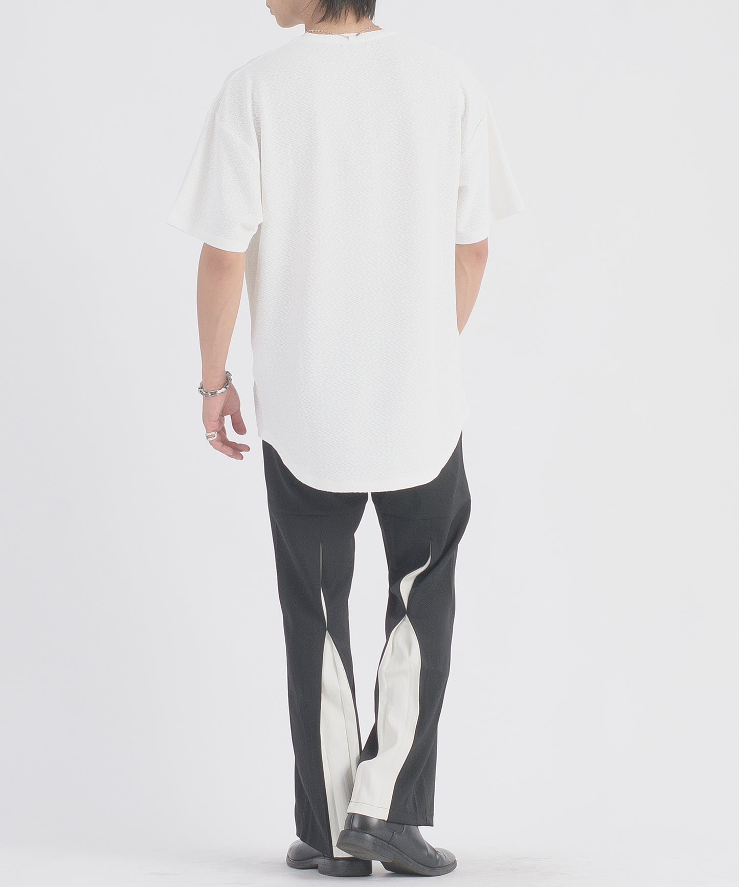 ネックレスラウンドヘムTシャツ