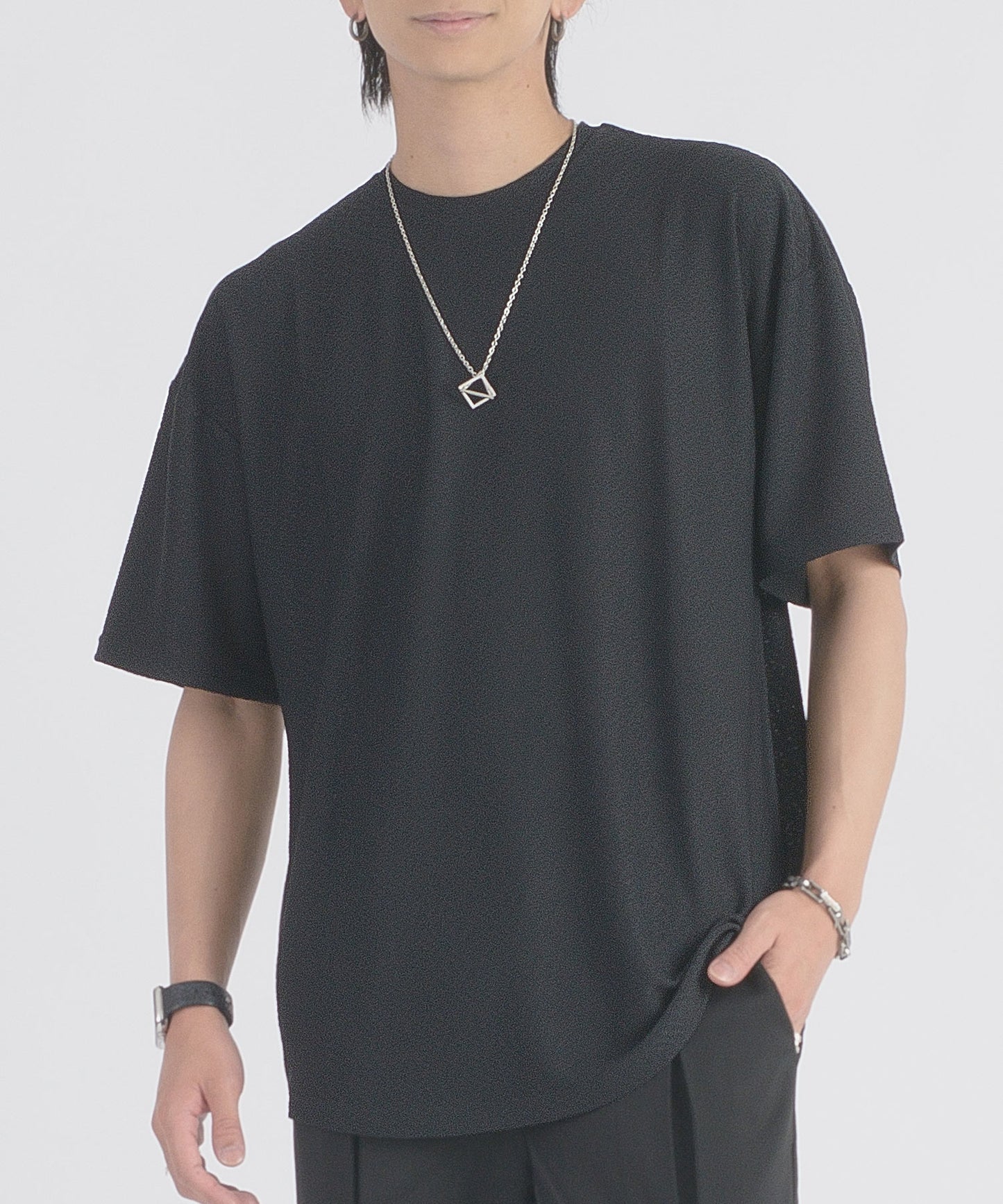 ネックレスラウンドヘムTシャツ