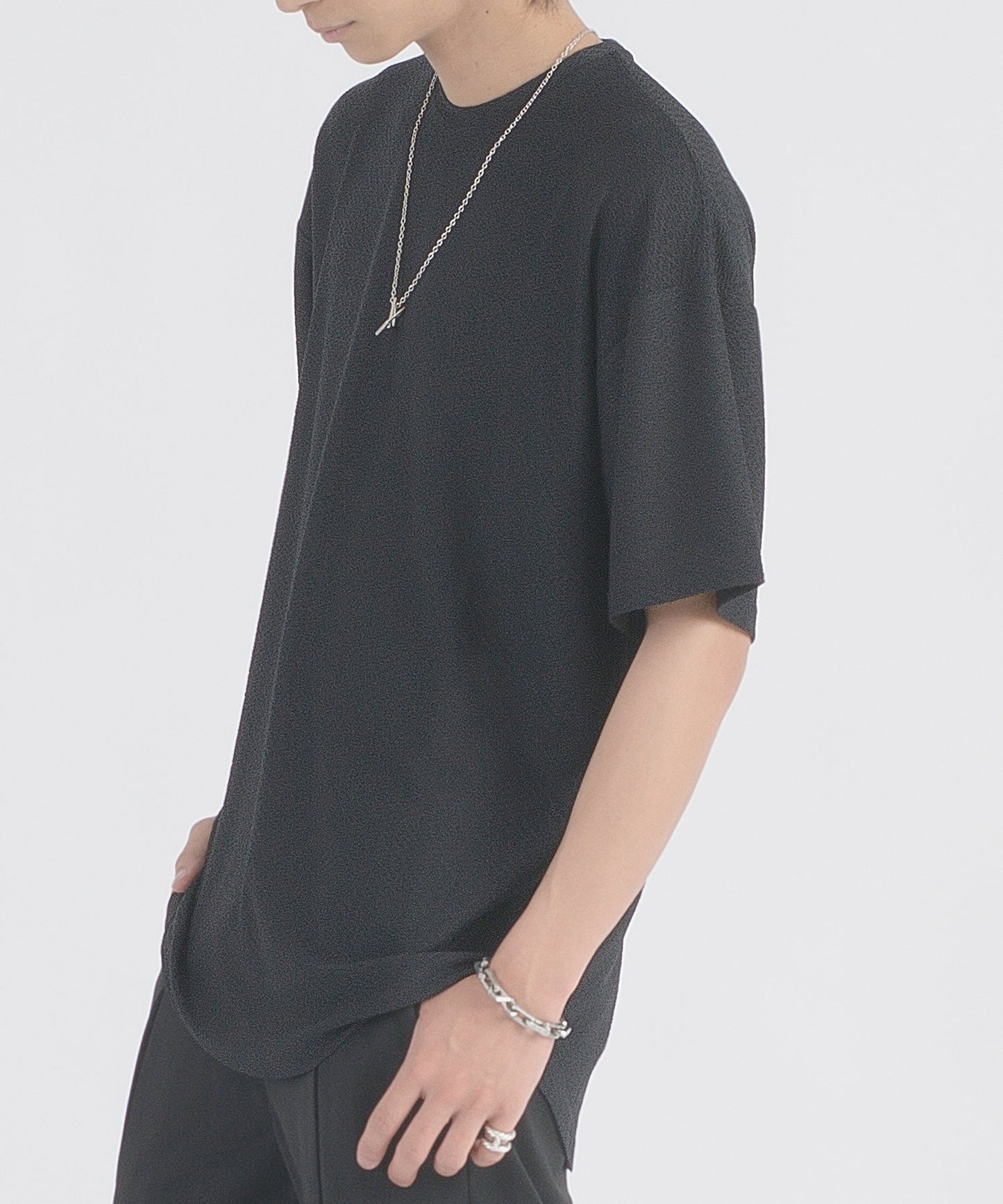 ネックレスラウンドヘムTシャツ