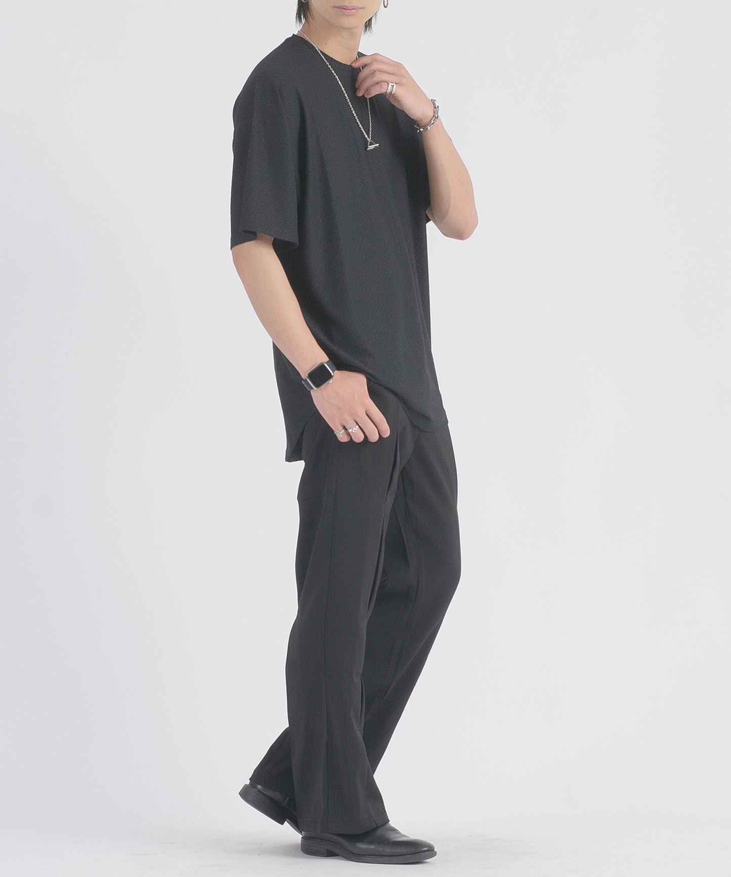 ネックレスラウンドヘムTシャツ