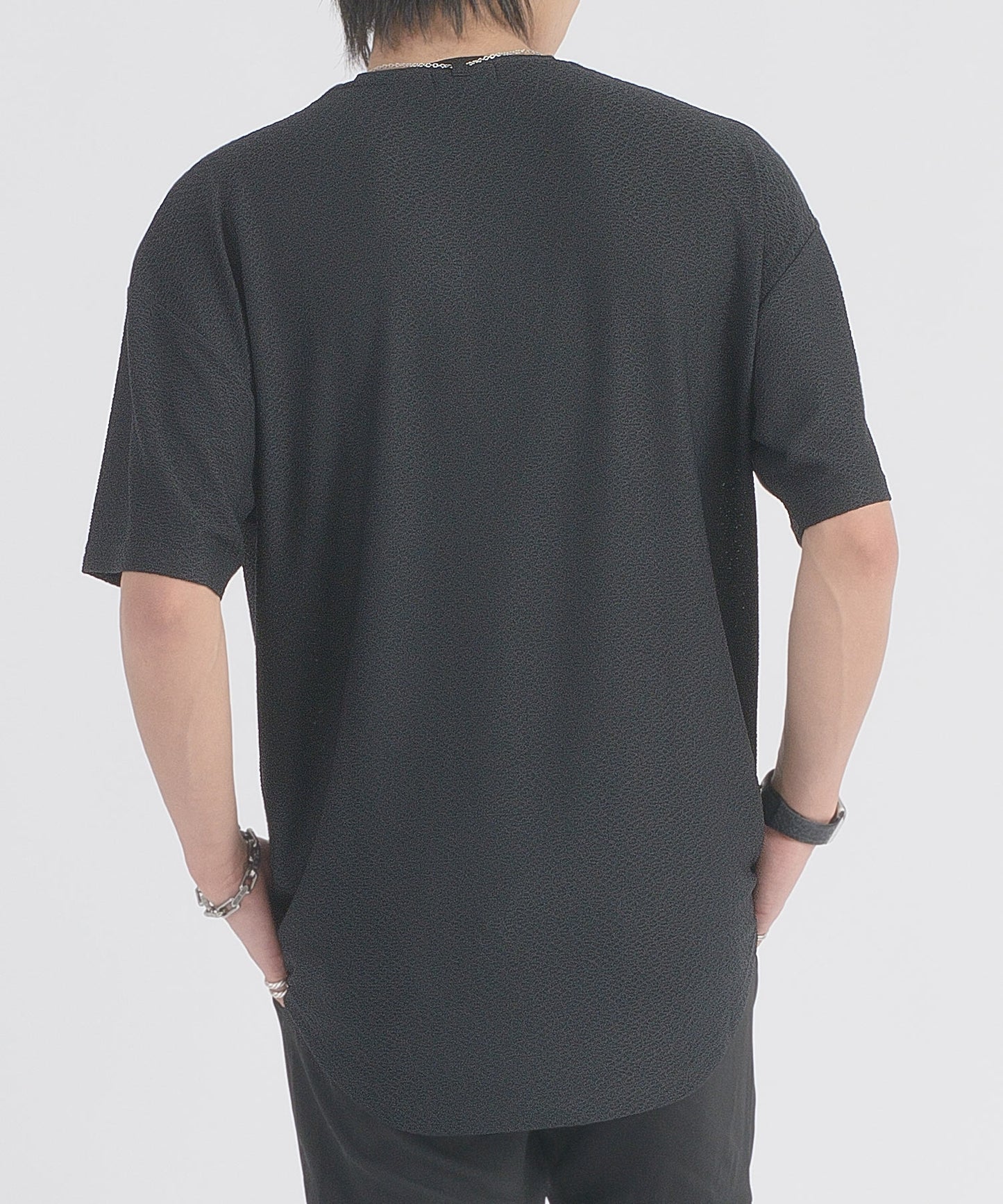 ネックレスラウンドヘムTシャツ