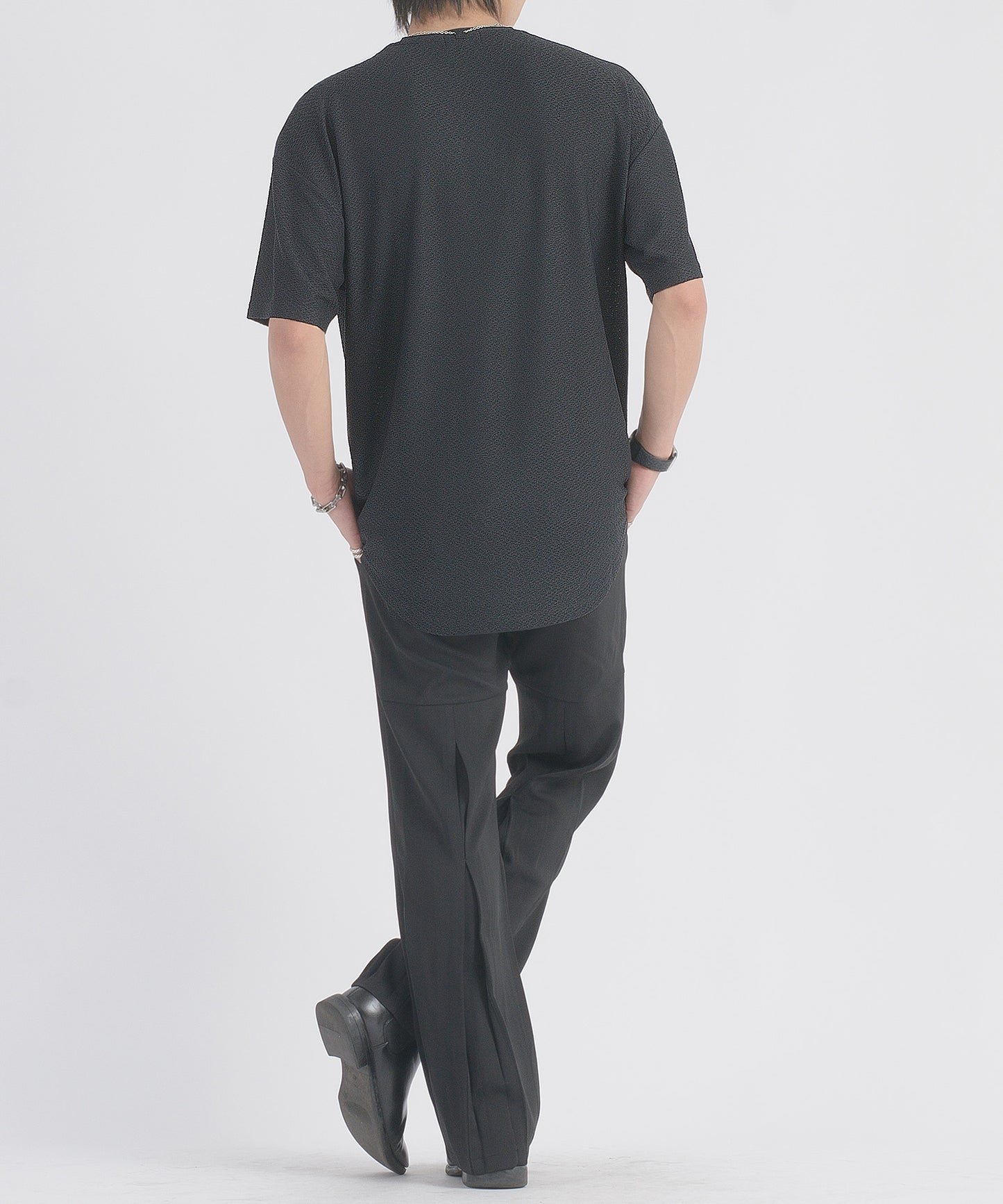 ネックレスラウンドヘムTシャツ
