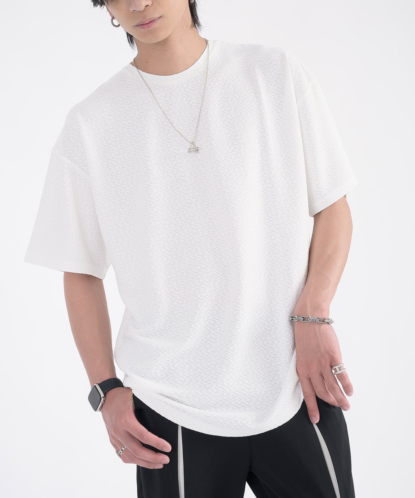 ネックレスラウンドヘムTシャツ