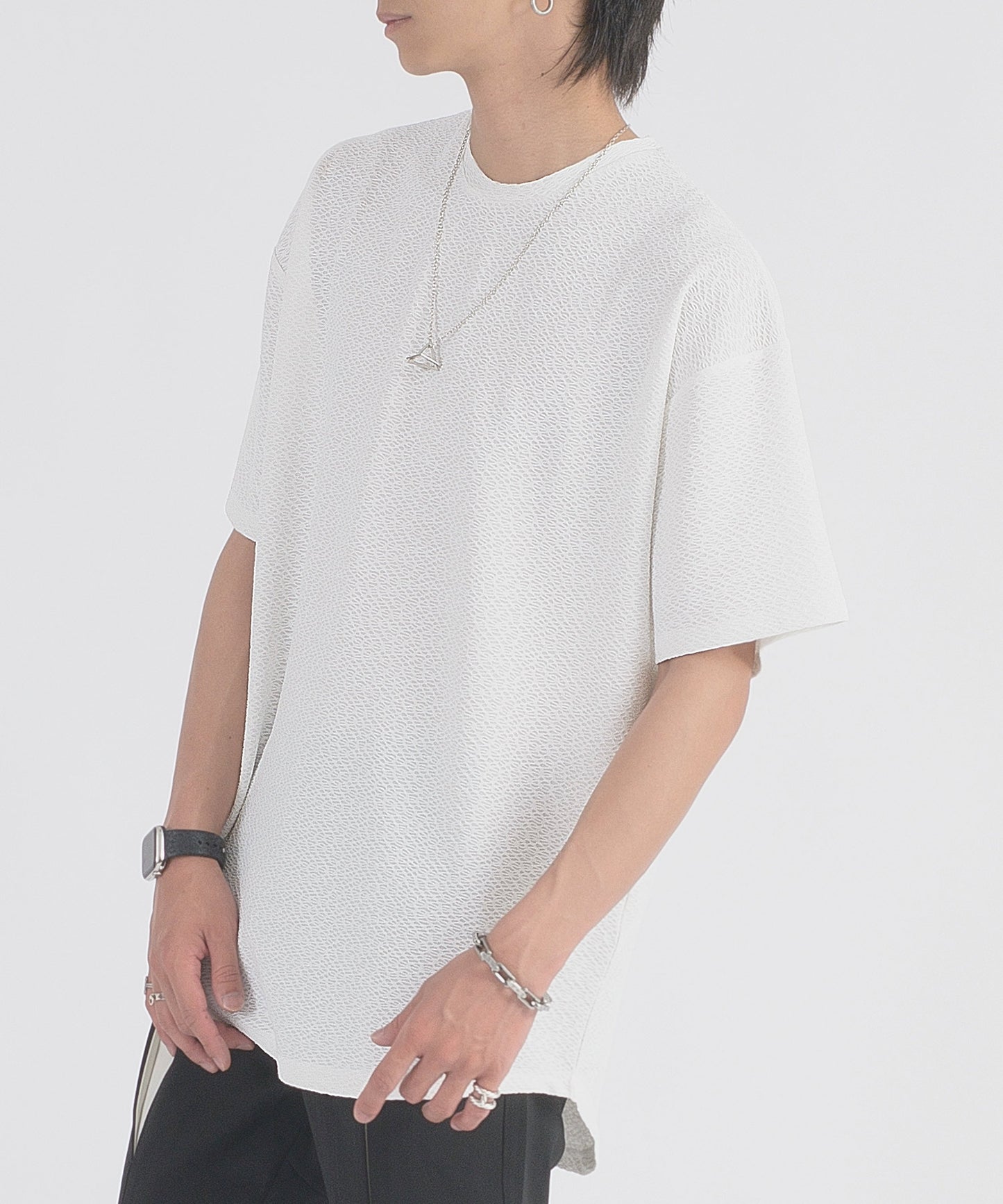 ネックレスラウンドヘムTシャツ