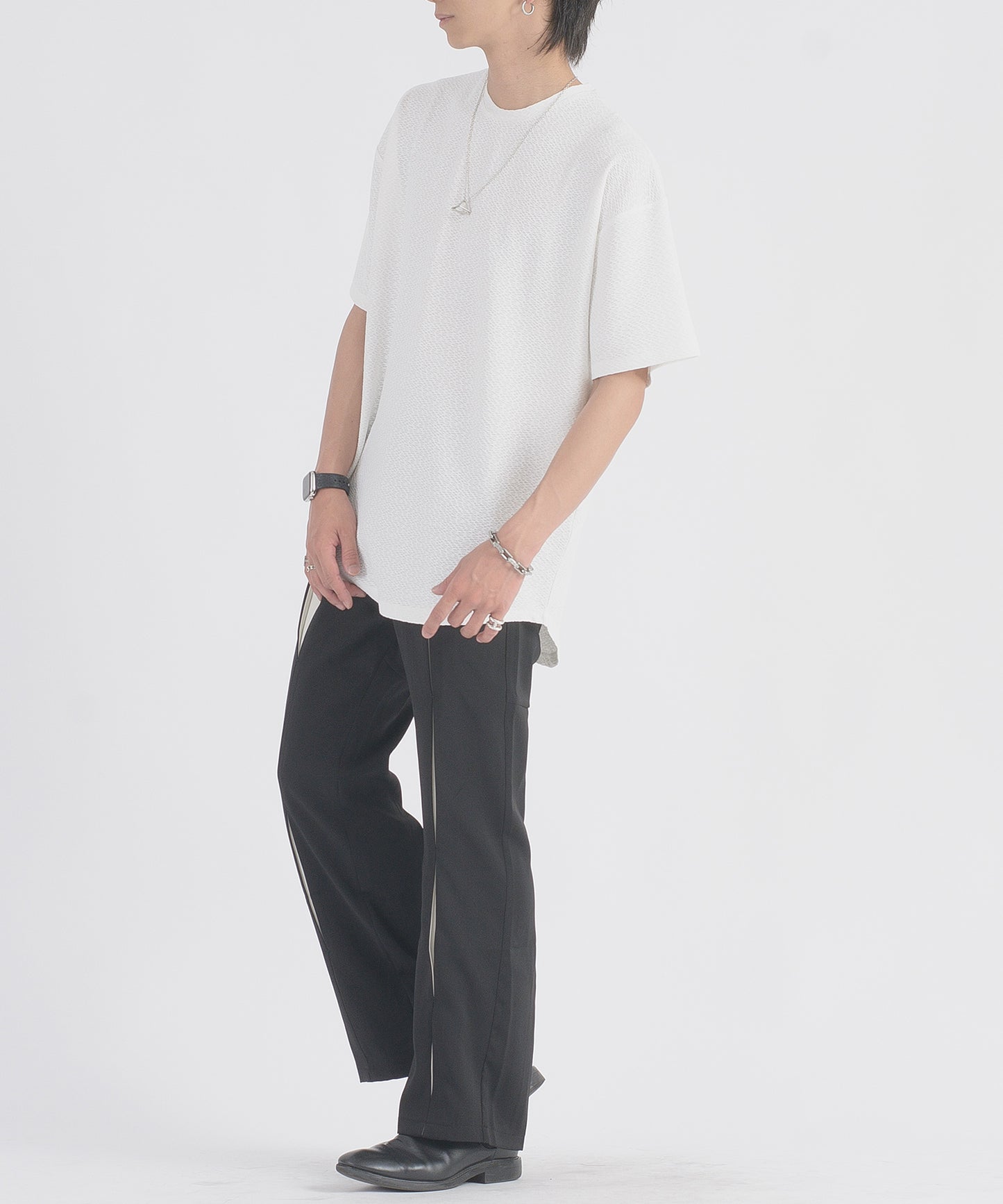 ネックレスラウンドヘムTシャツ