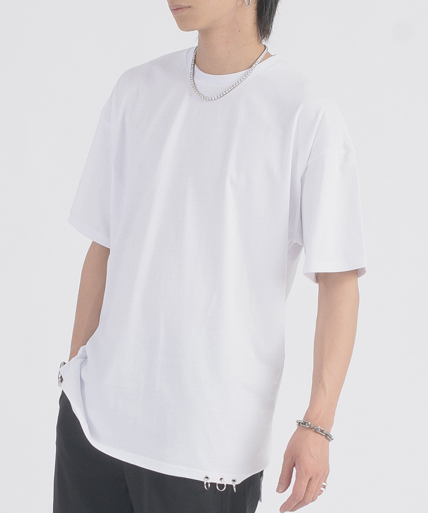 裾ピアスTシャツ