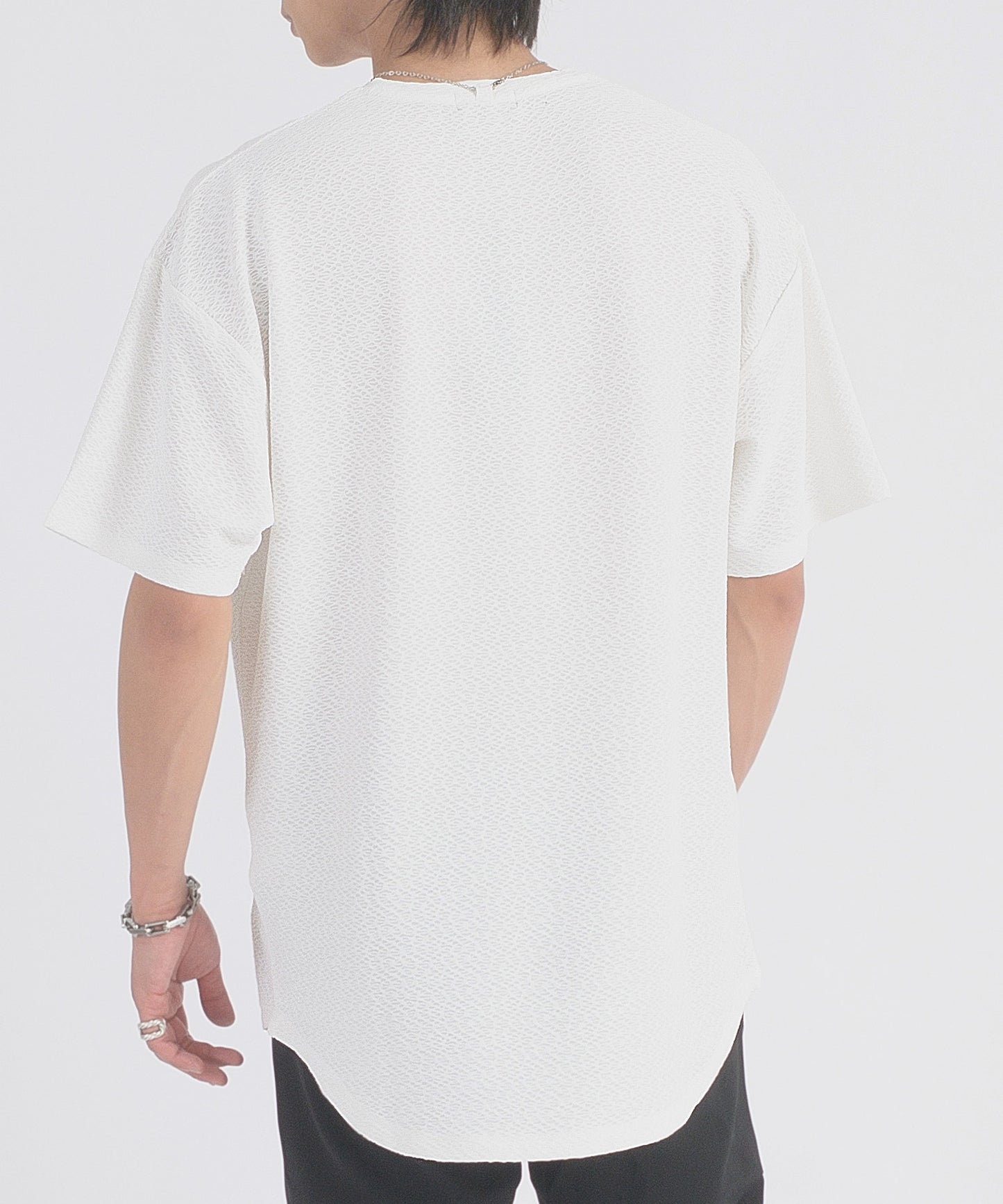ネックレスラウンドヘムTシャツ