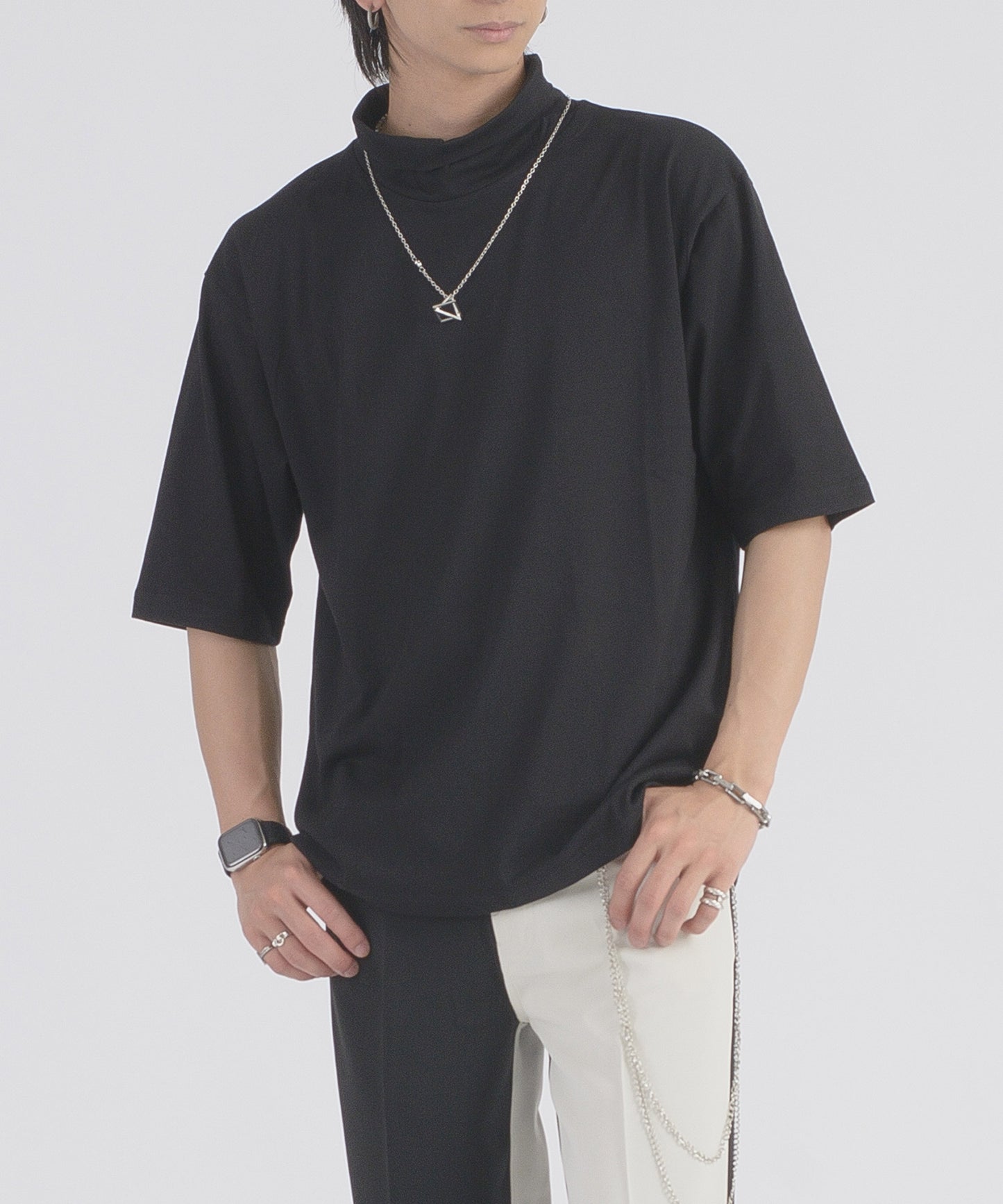 ネックレスタートルTシャツ