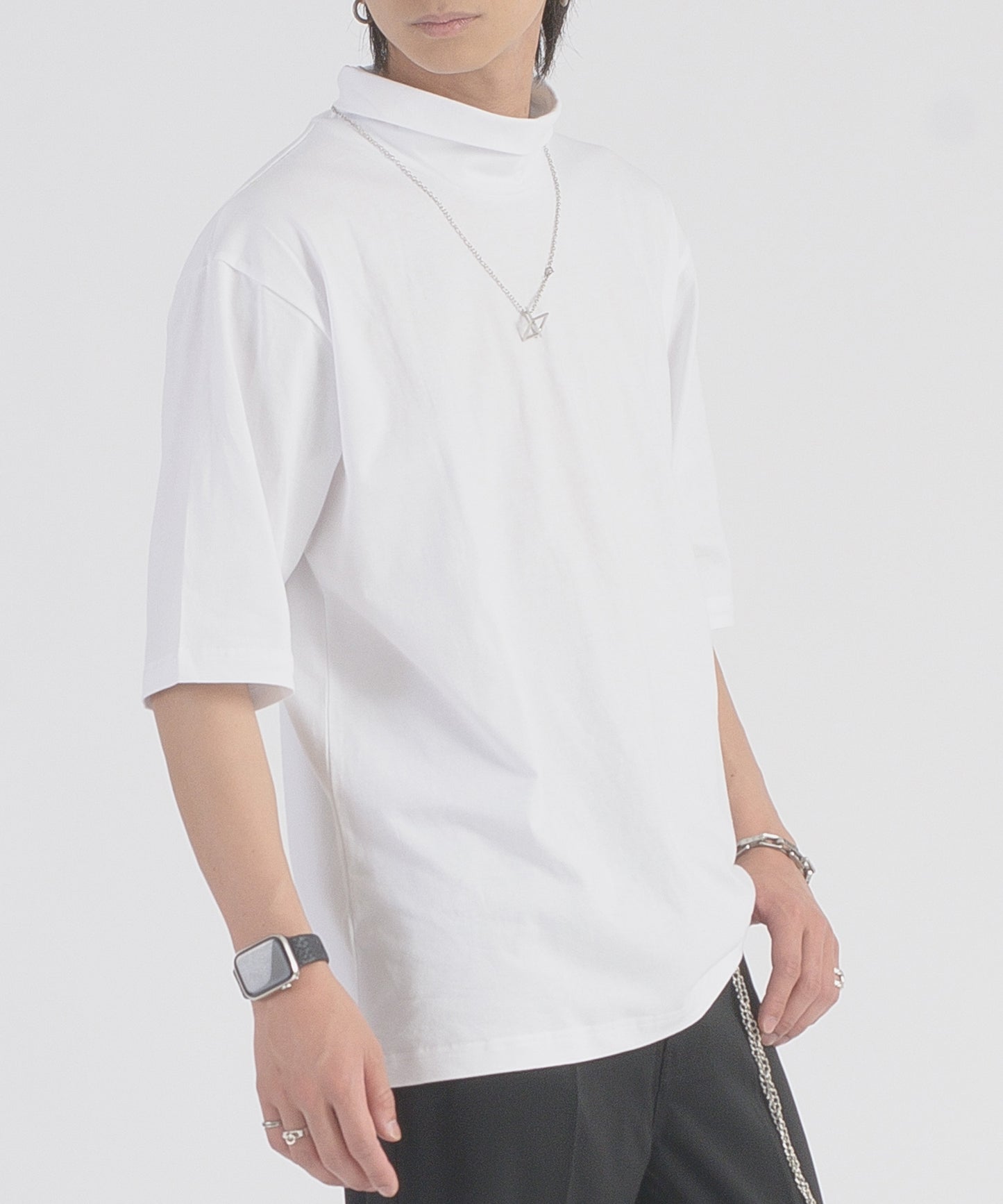 ネックレスタートルTシャツ
