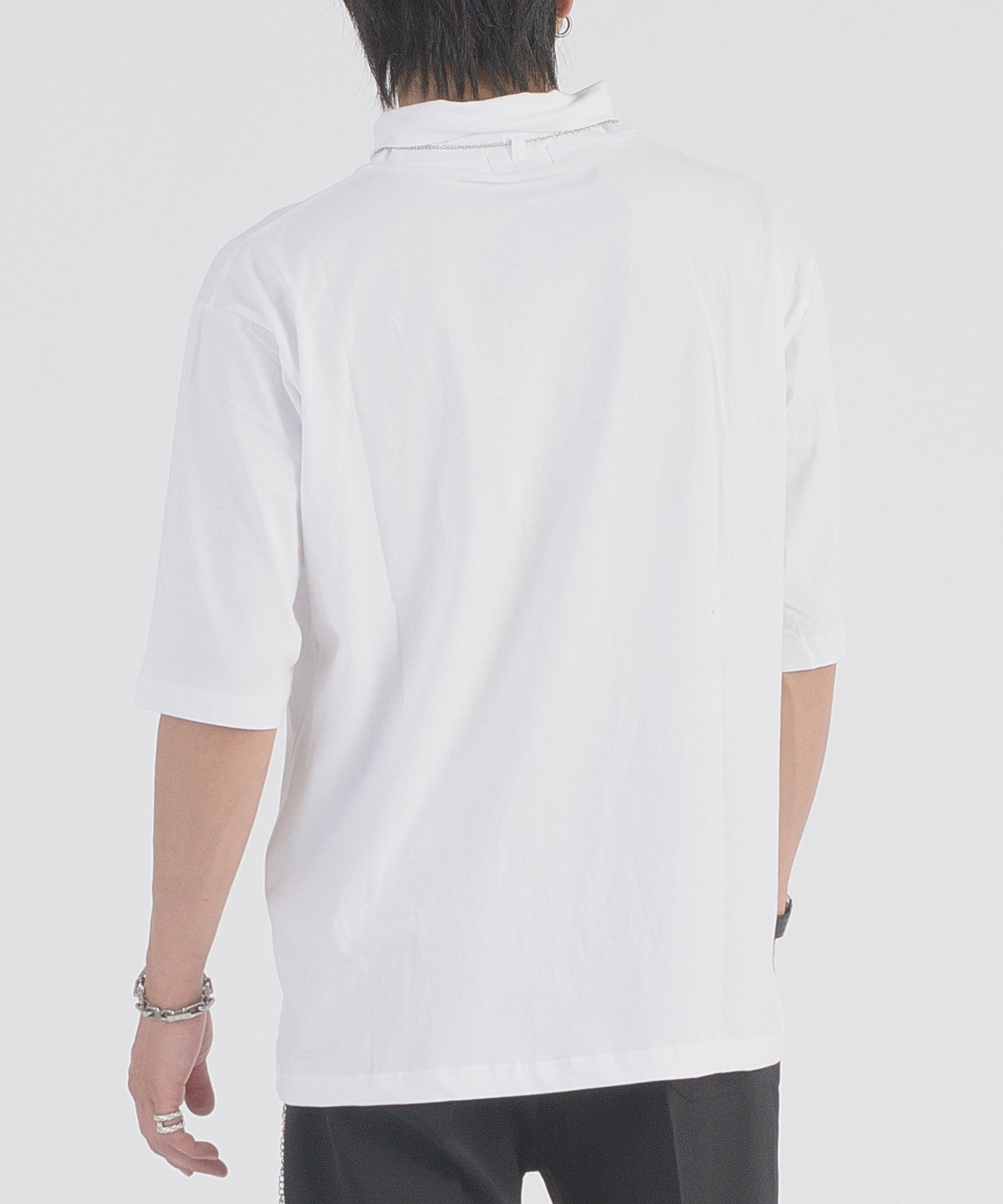 ネックレスタートルTシャツ