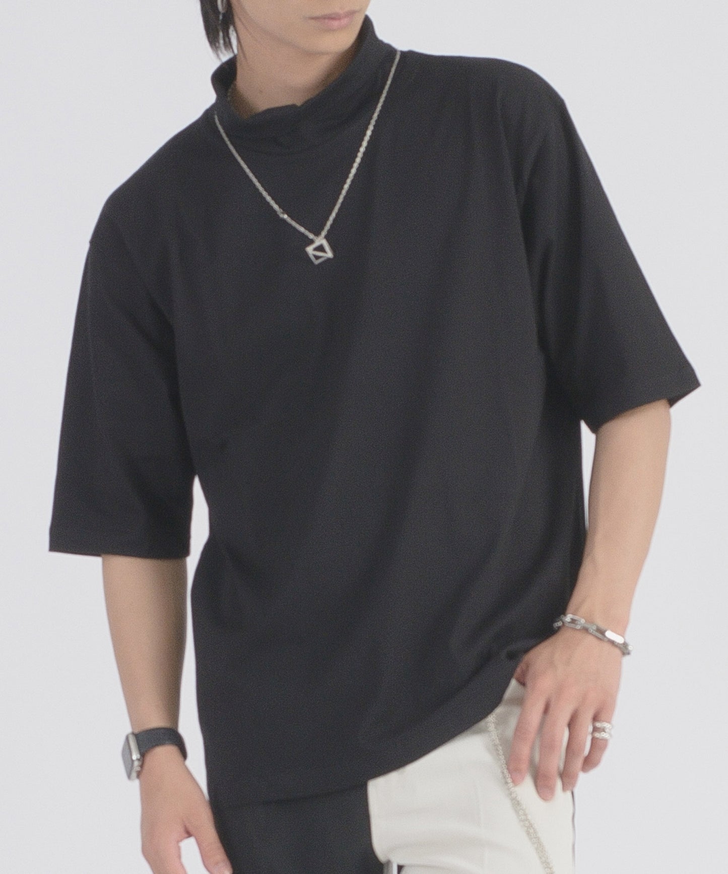 ネックレスタートルTシャツ