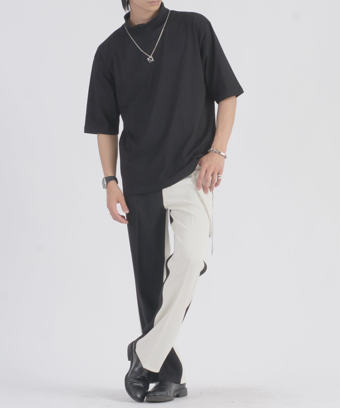 ネックレスタートルTシャツ
