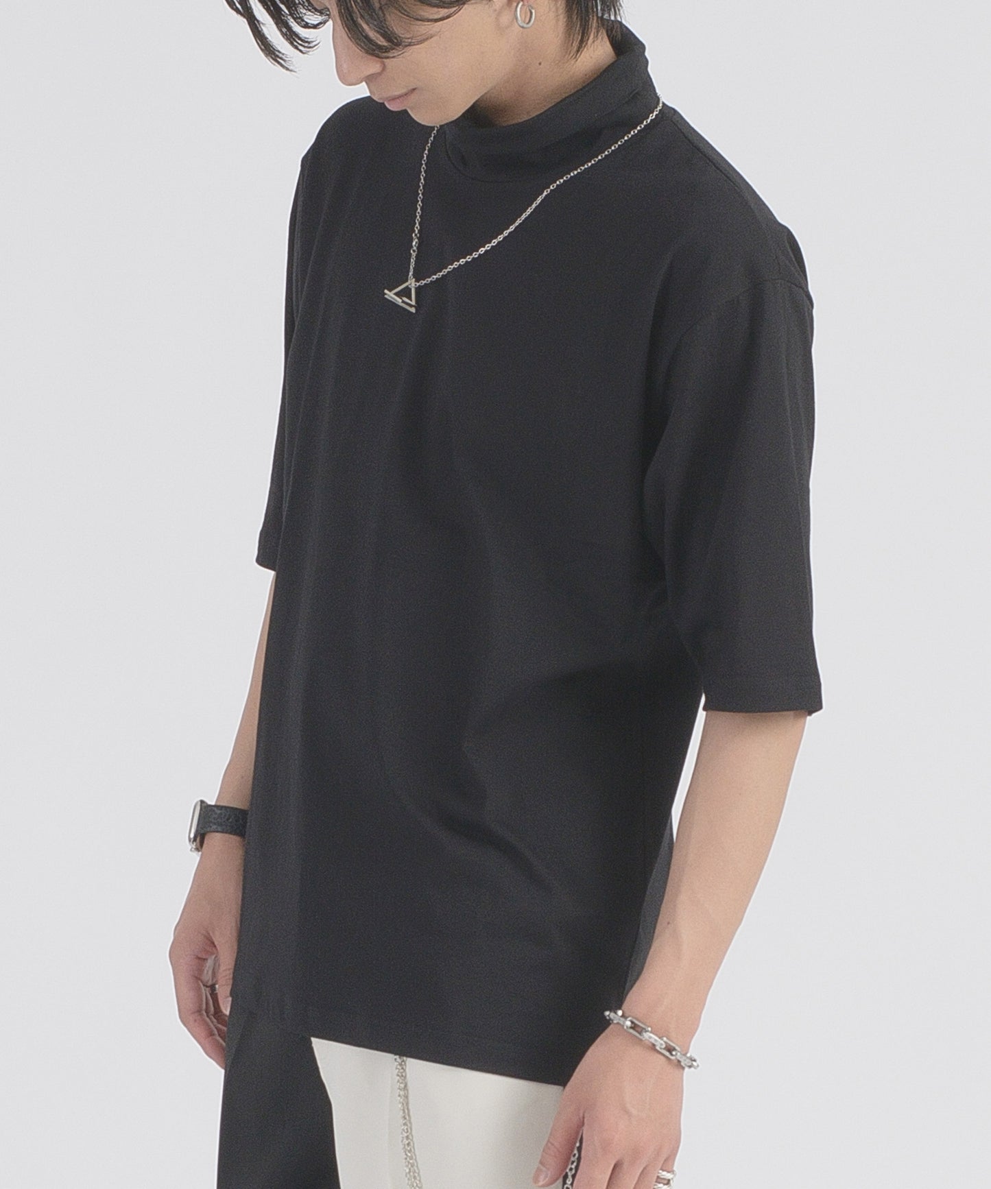 ネックレスタートルTシャツ