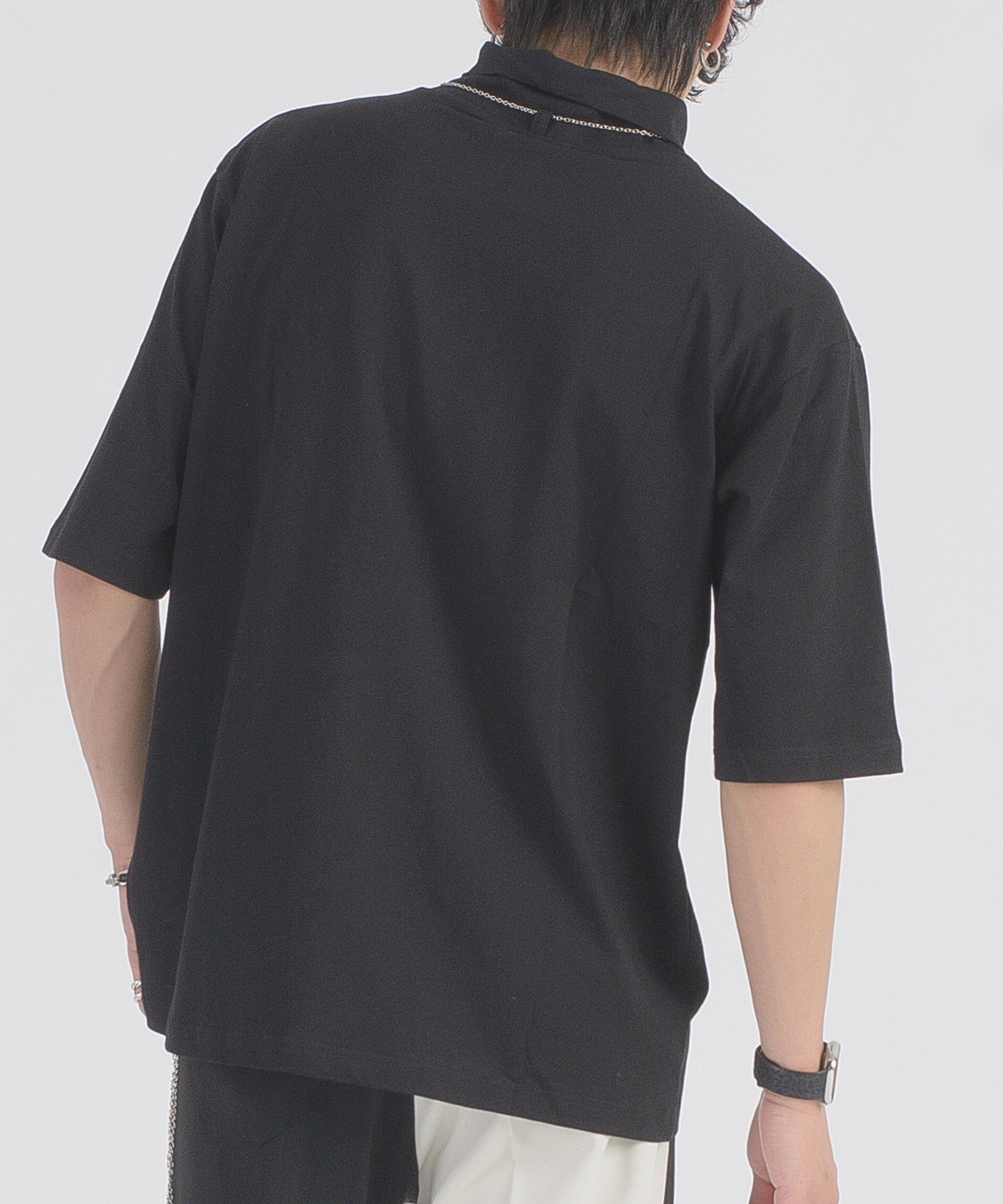 ネックレスタートルTシャツ