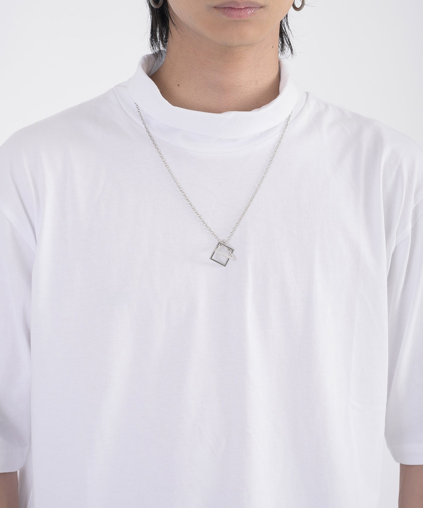 ネックレスタートルTシャツ