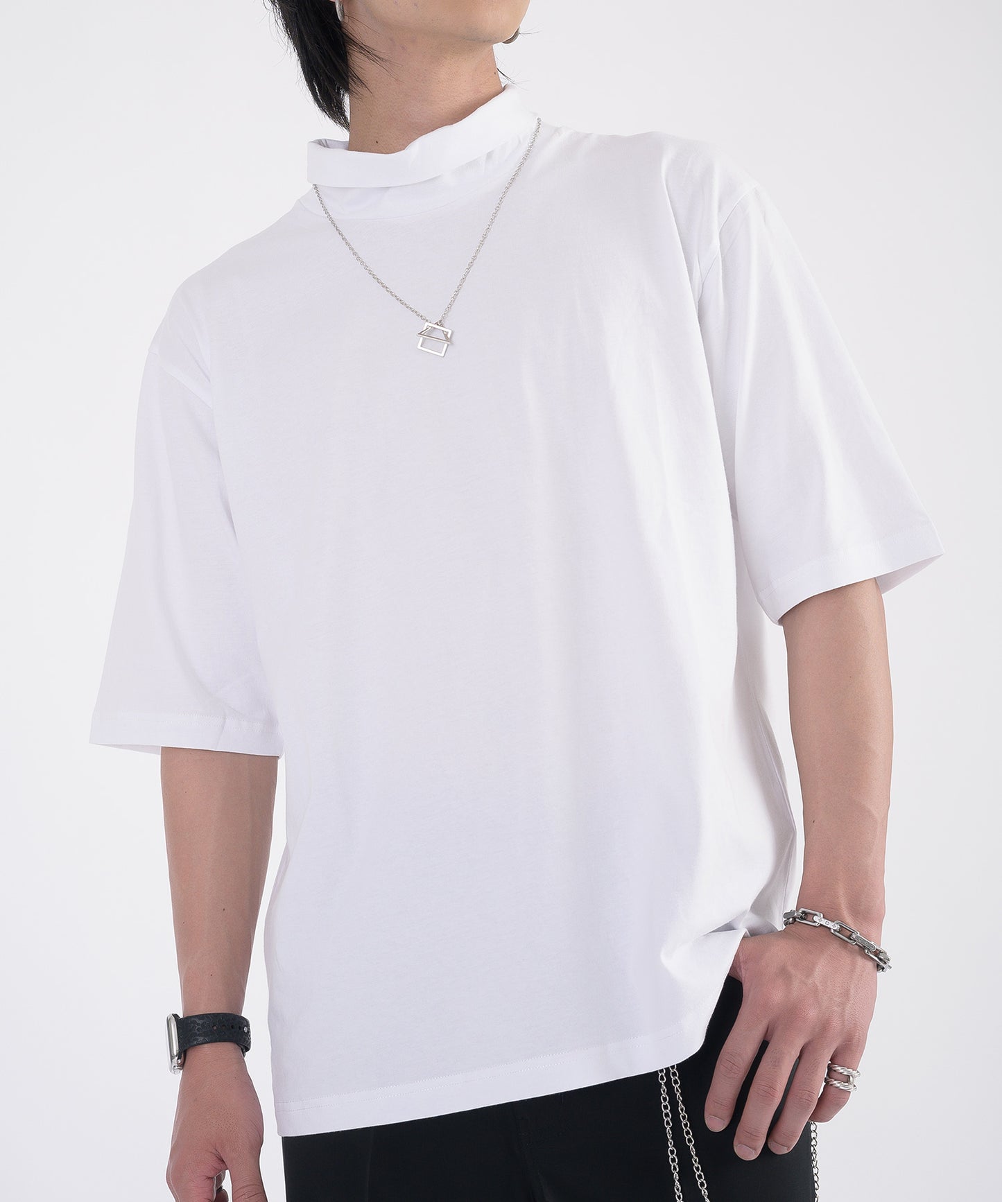 ネックレスタートルTシャツ