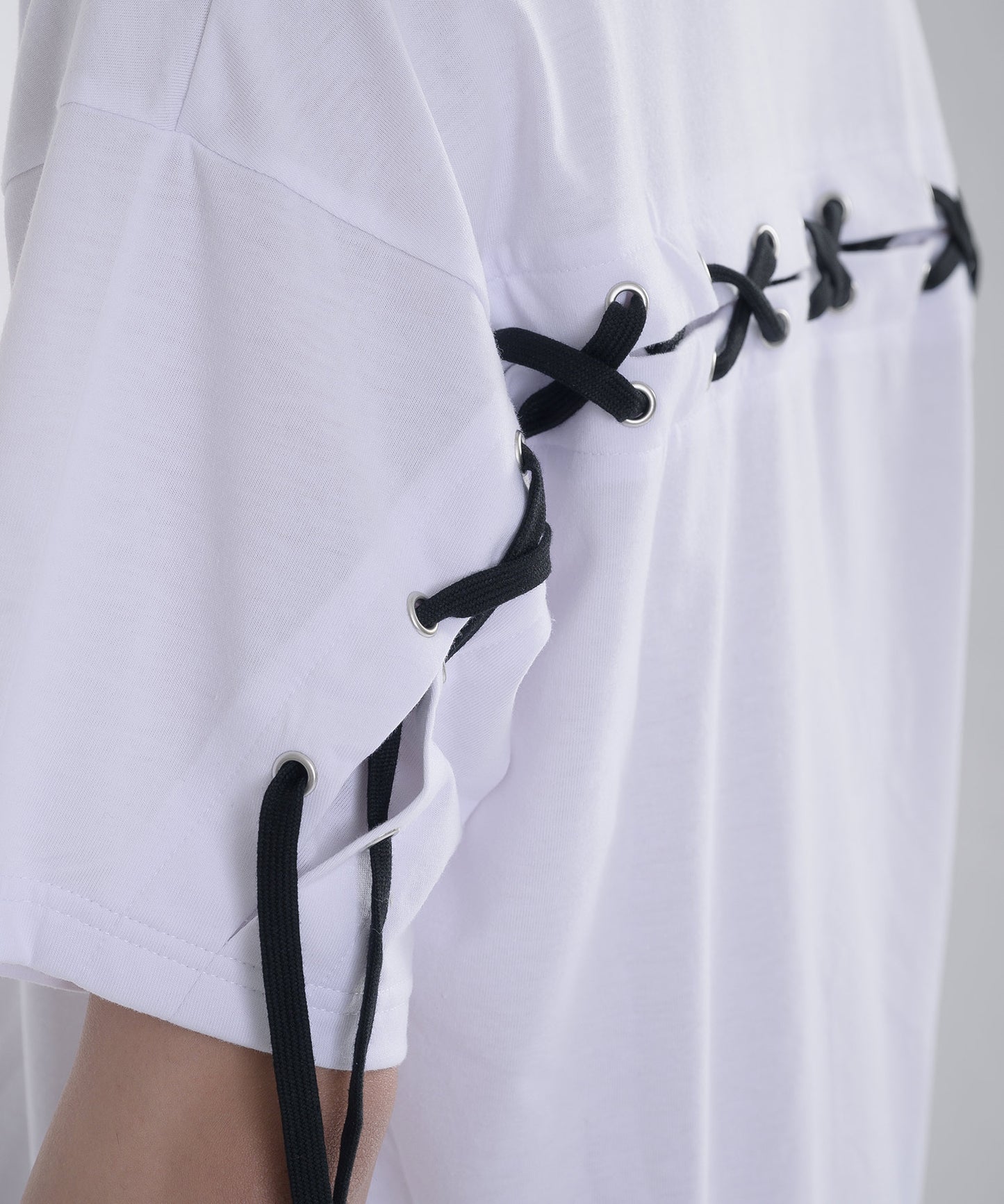 レースアップTシャツ
