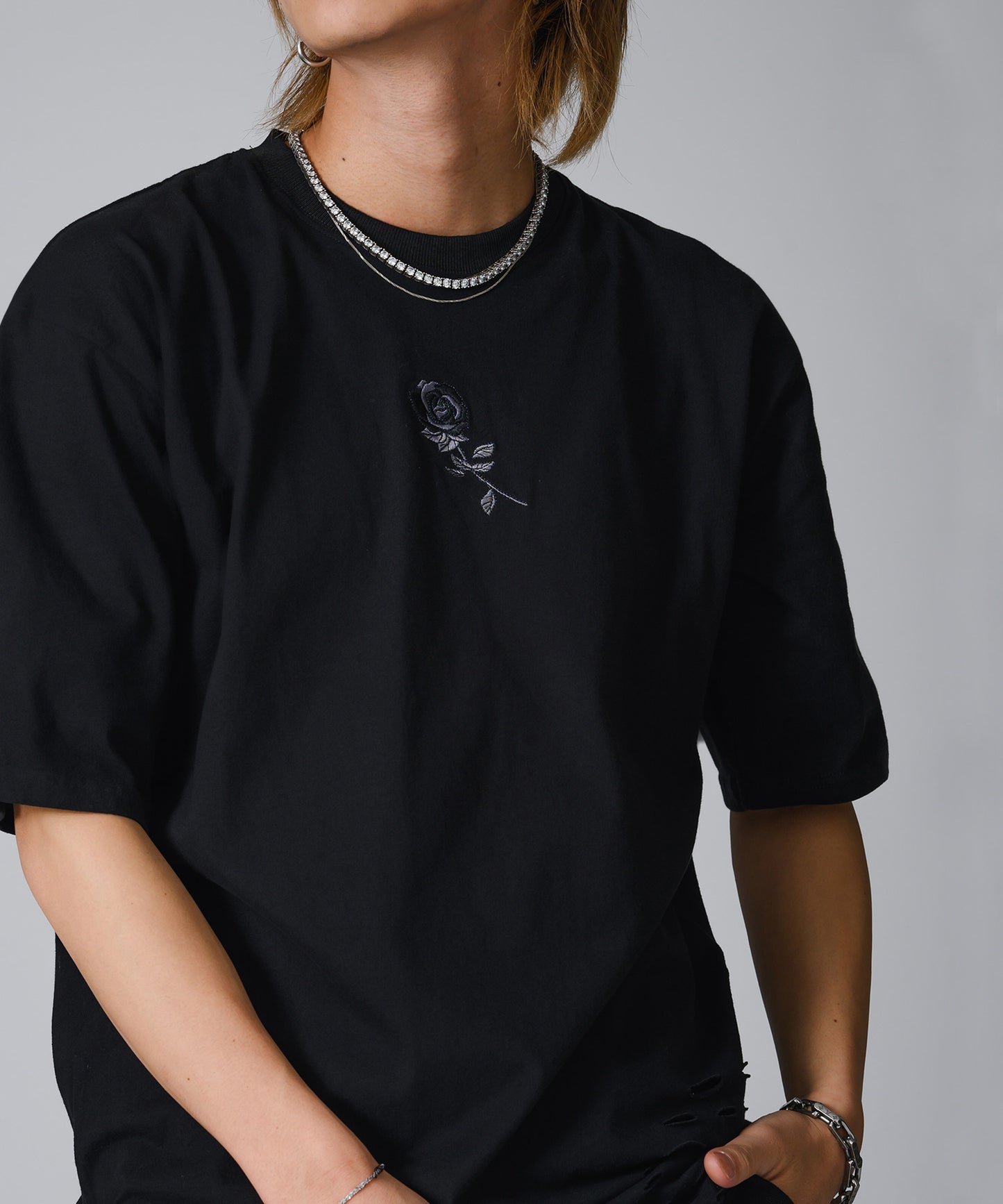 ローズ刺繍グランジTシャツ
