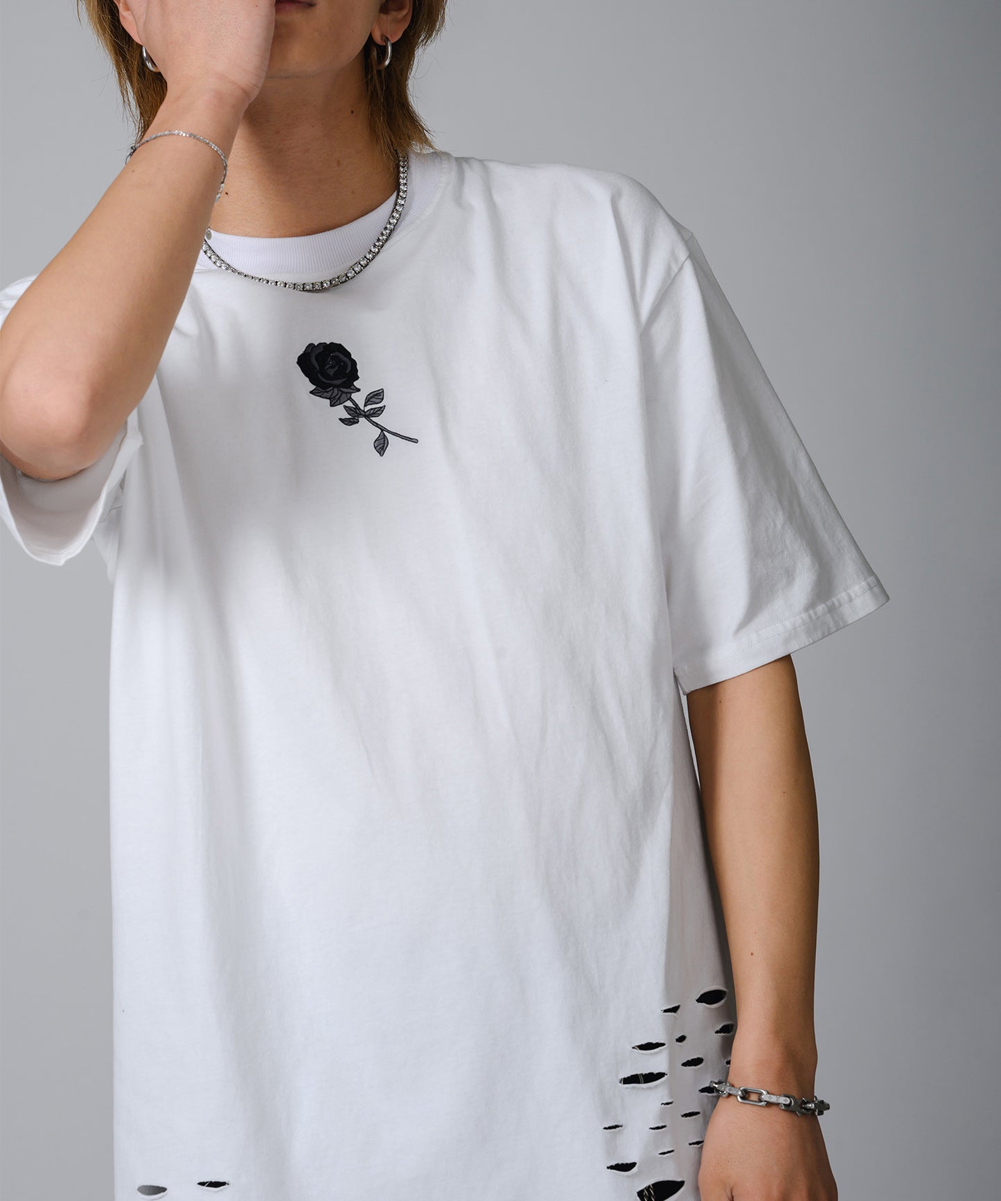 ローズ刺繍グランジTシャツ