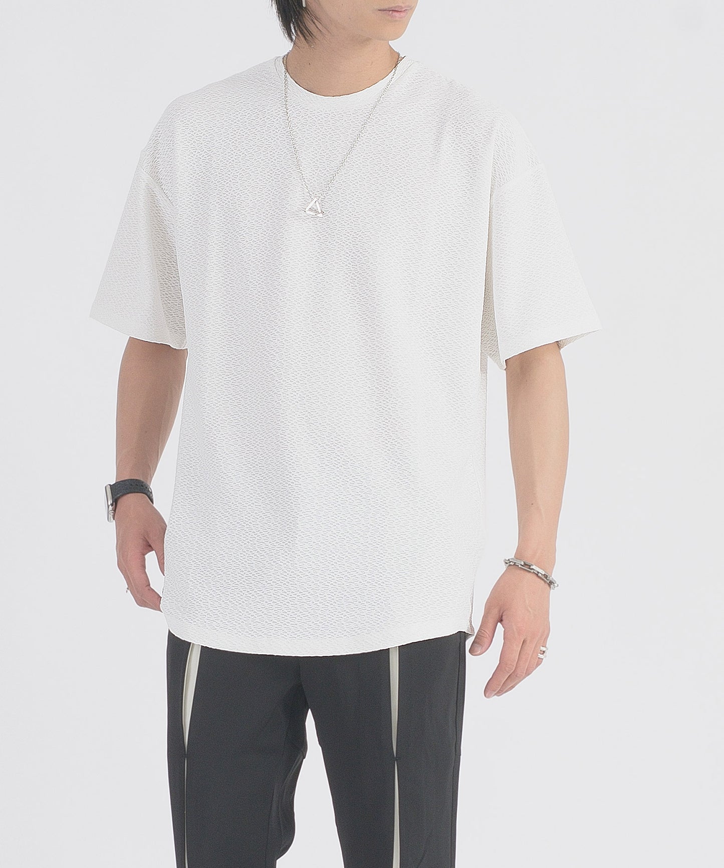 ネックレスラウンドヘムTシャツ