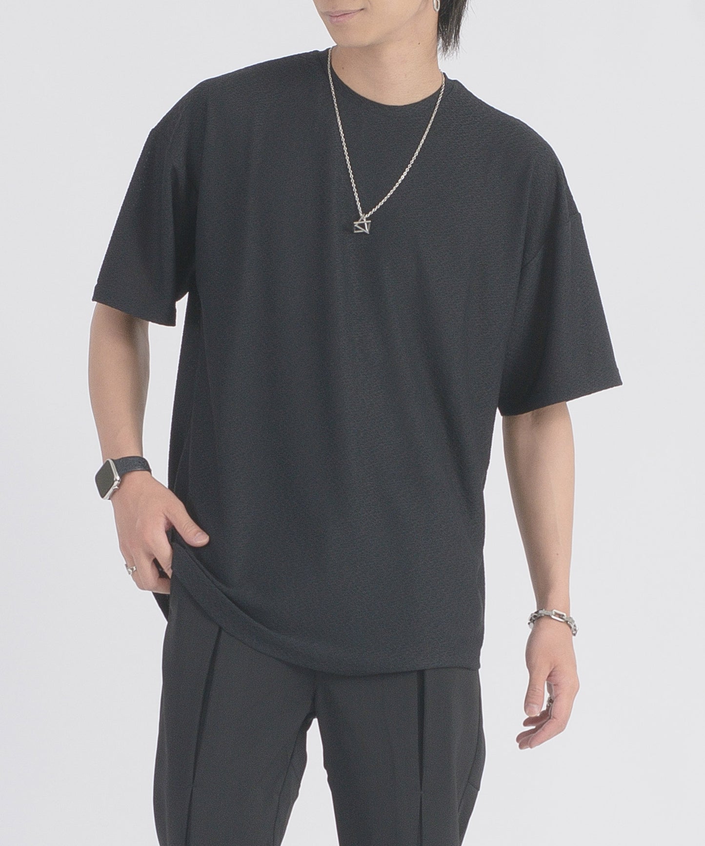 ネックレスラウンドヘムTシャツ