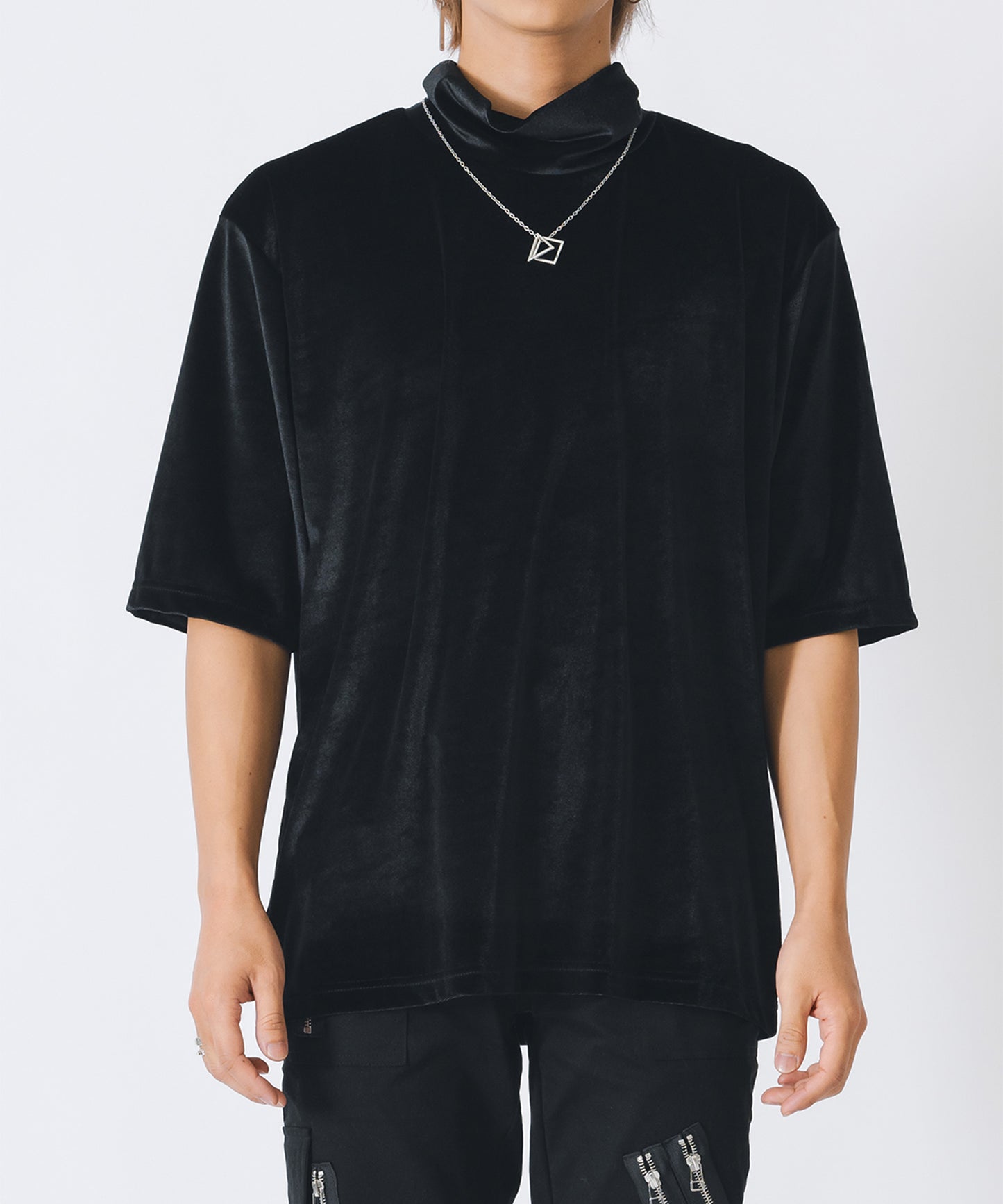 ネックレス付きモックネック半袖Tシャツ