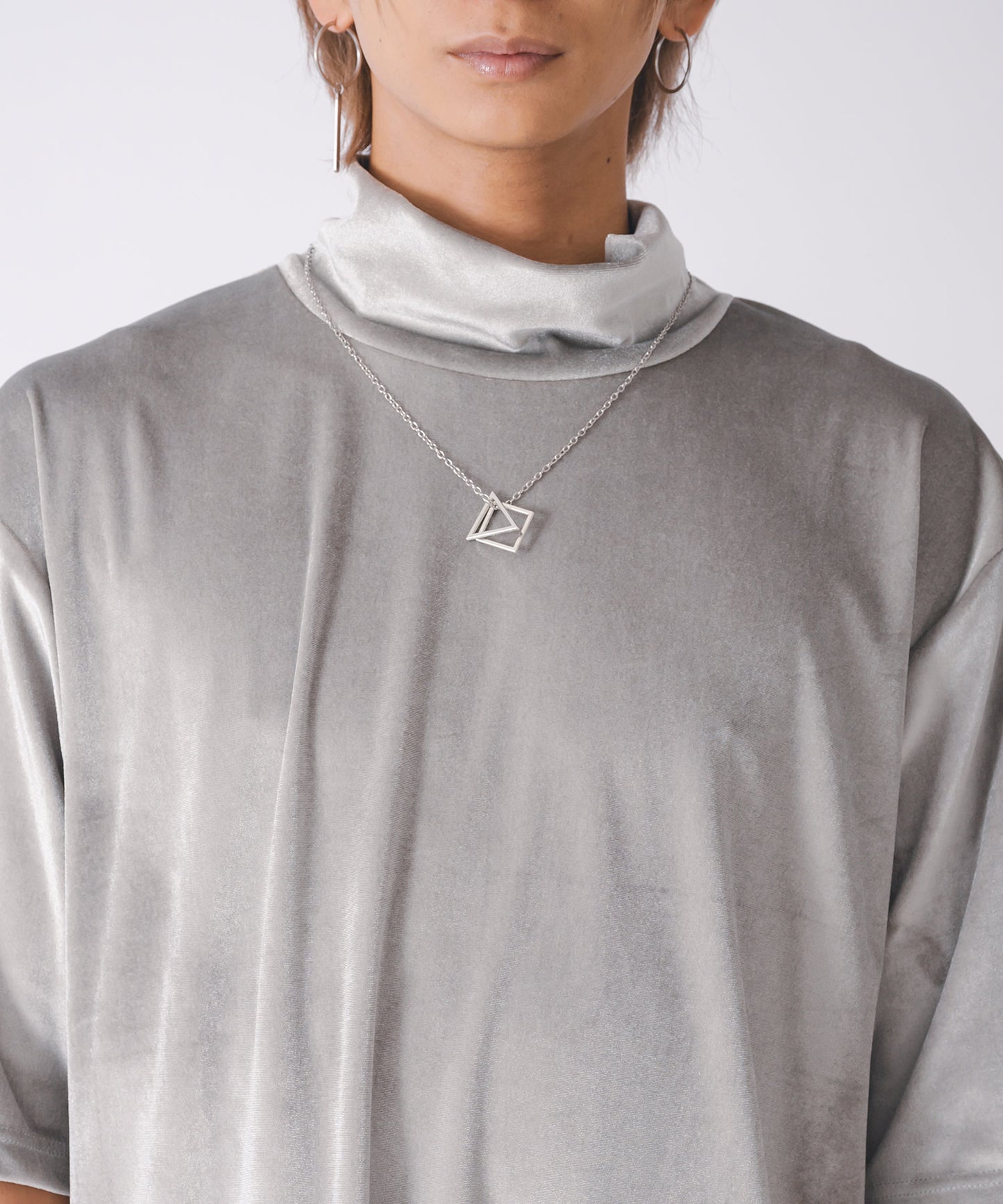 ネックレス付きモックネック半袖Tシャツ