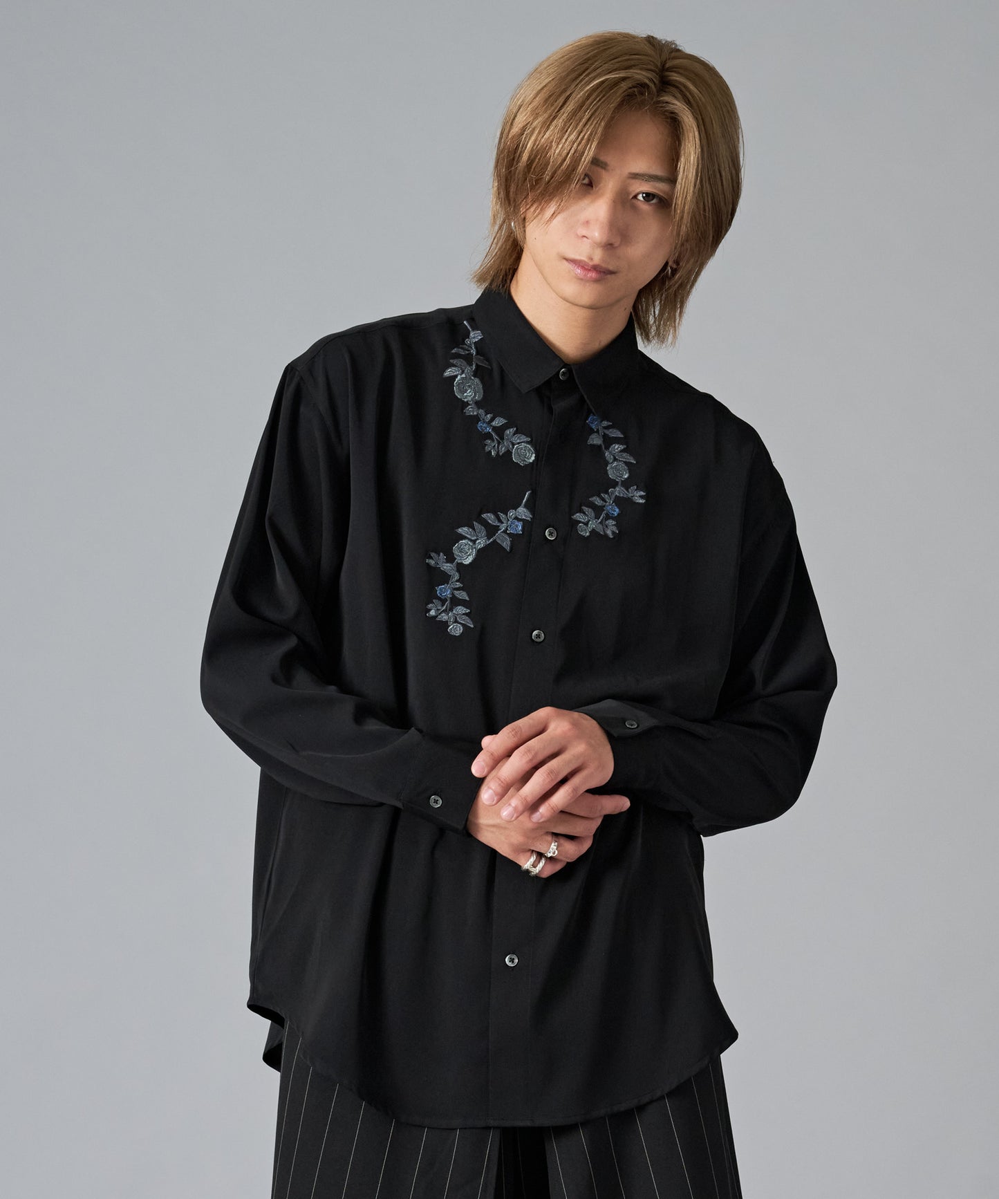 フラワー刺繍シャツ