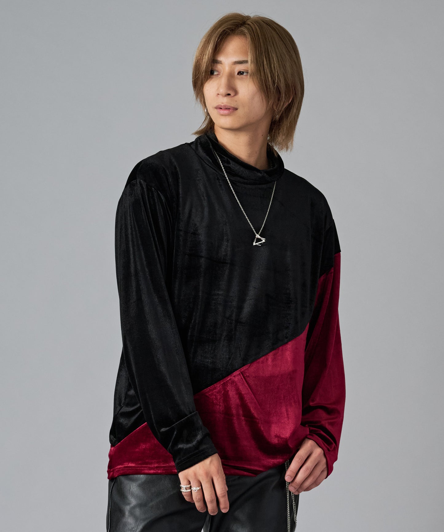 ネックレス付きベロアタートルネック