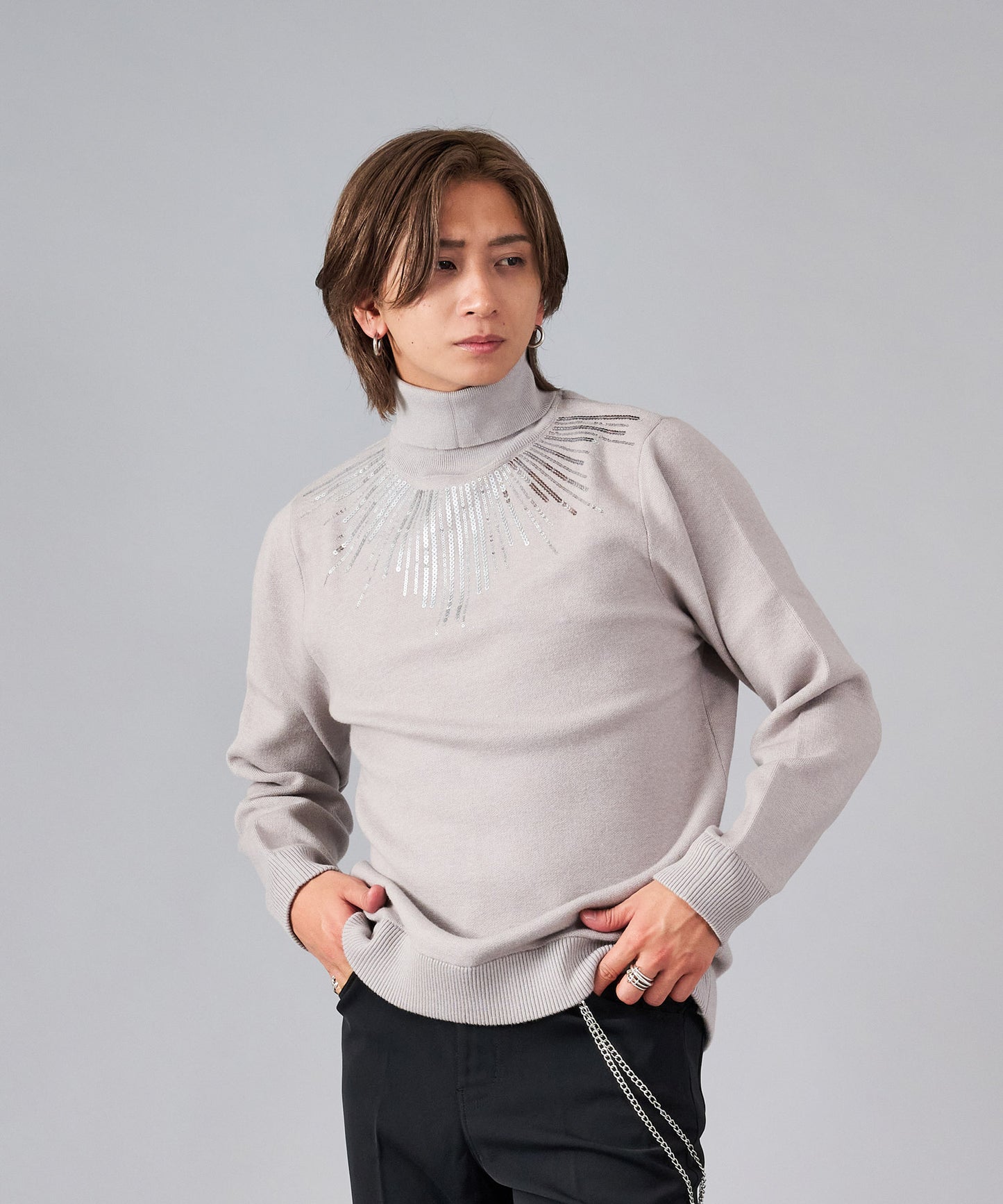 スパンコール刺繍タートルネック