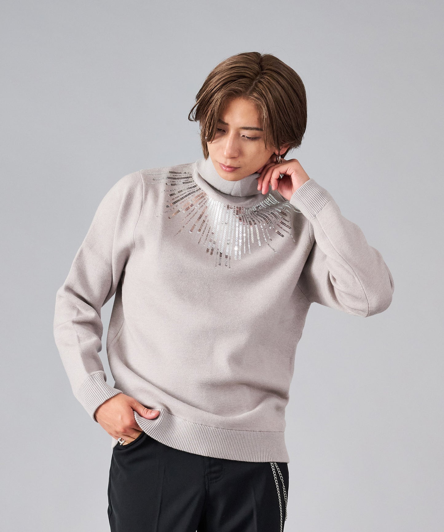 スパンコール刺繍タートルネック