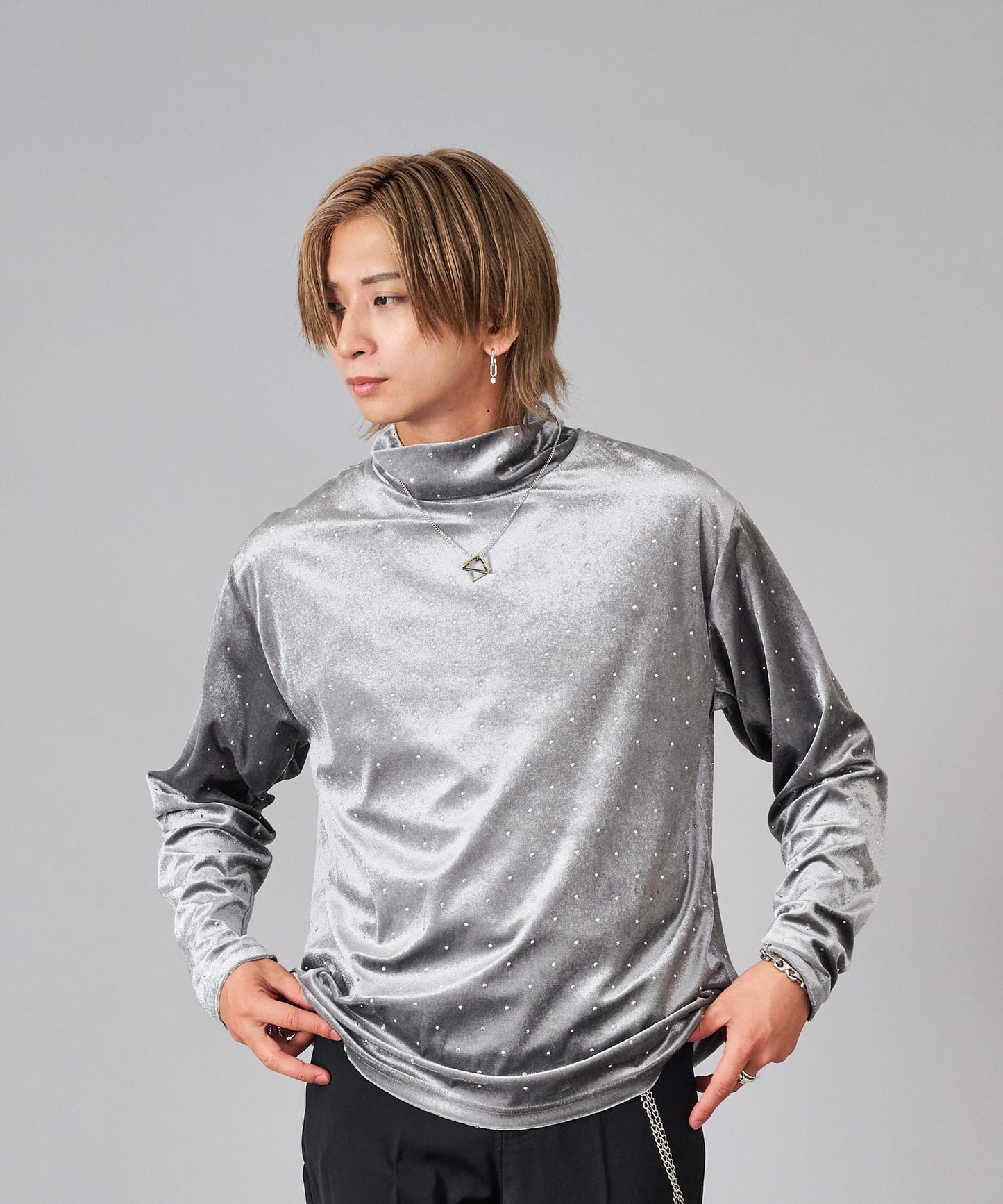 ラインストーン付きベロアタートルネック