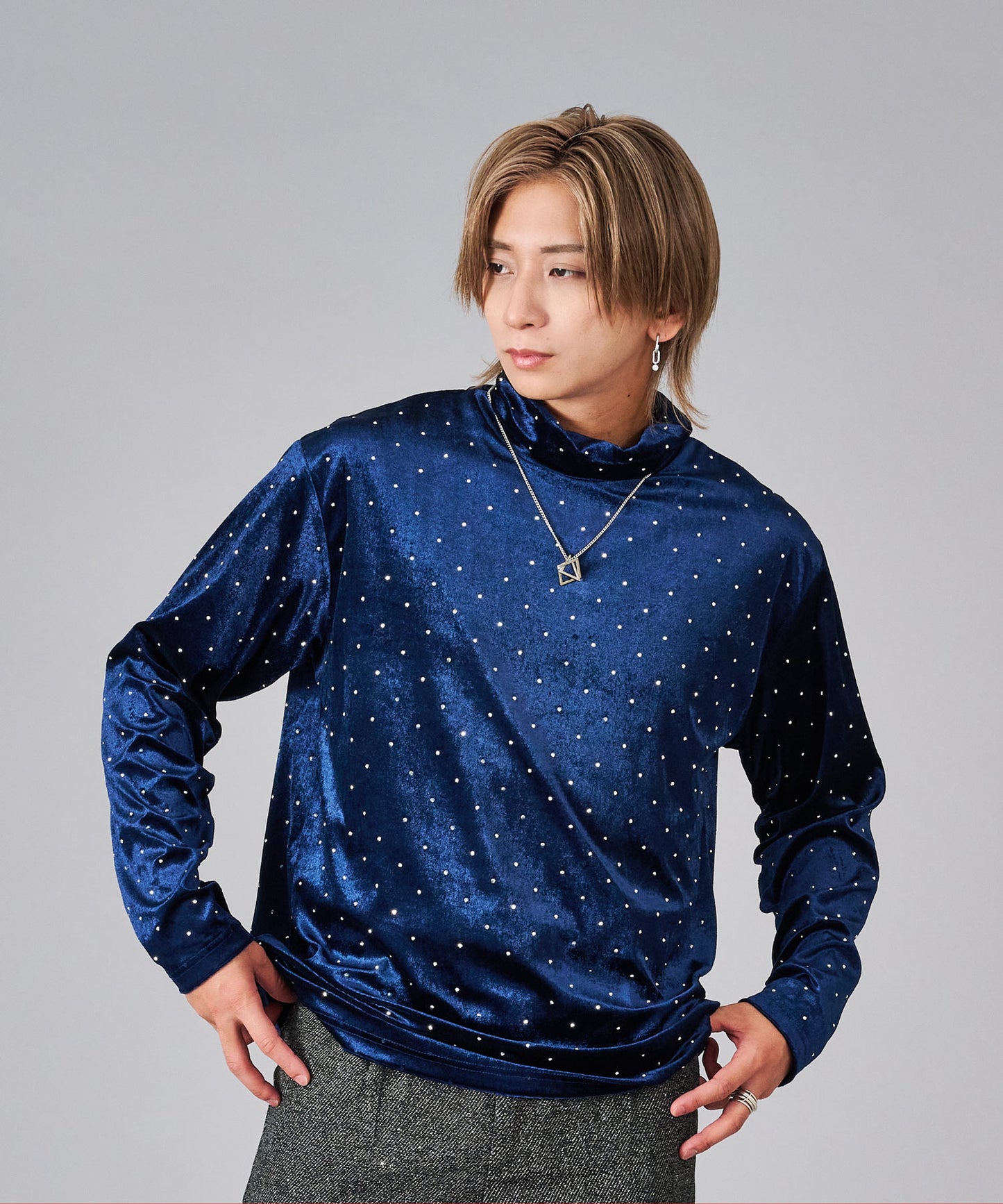 ラインストーン付きベロアタートルネック
