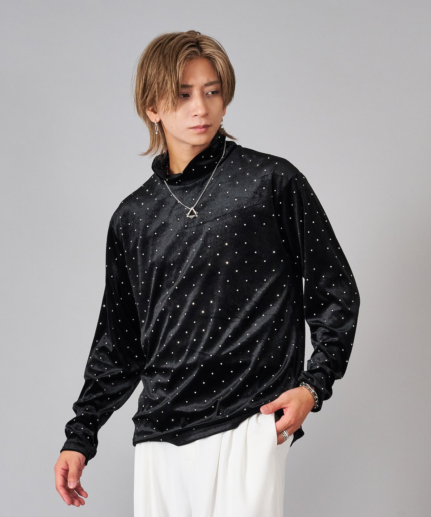 ラインストーン付きベロアタートルネック