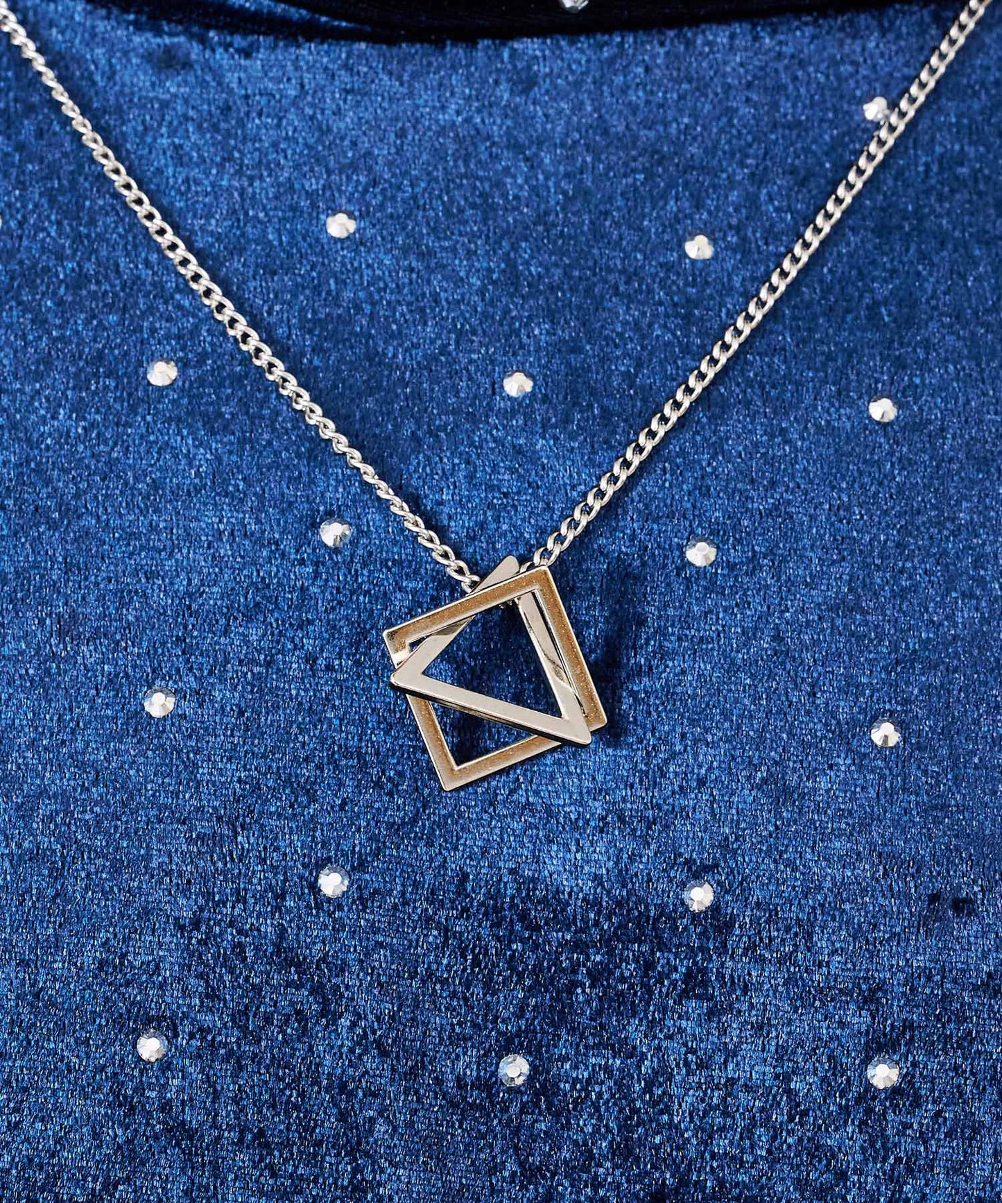 ラインストーン付きベロアタートルネック