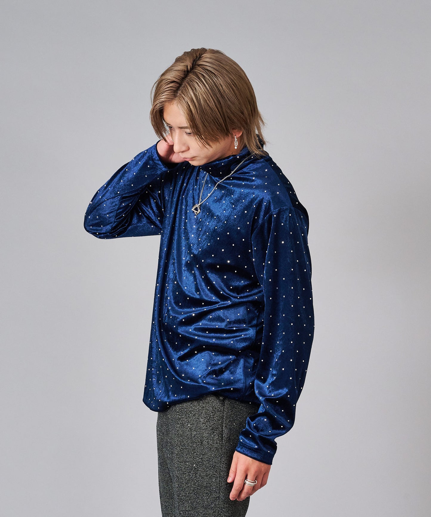 ラインストーン付きベロアタートルネック