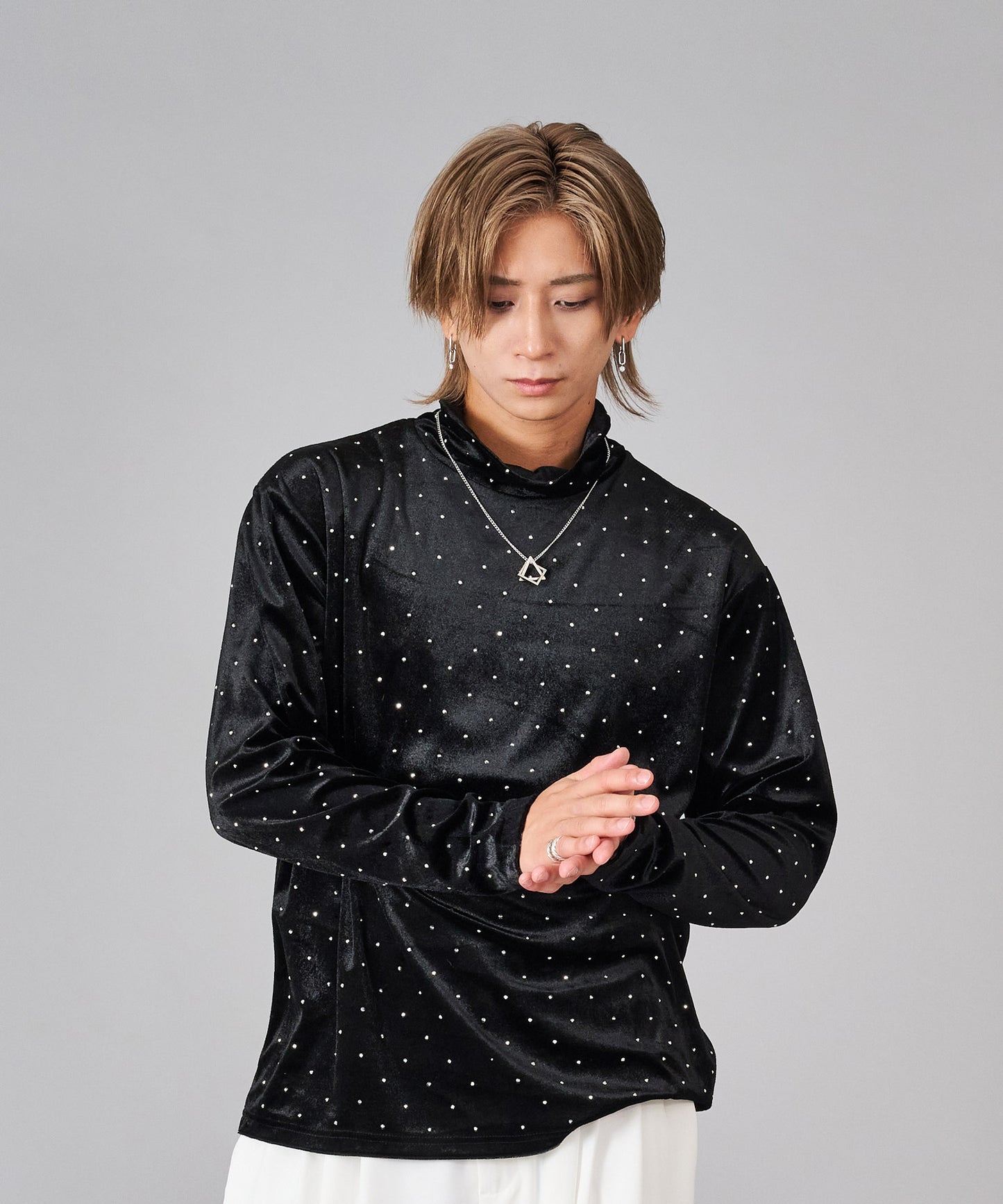 ラインストーン付きベロアタートルネック