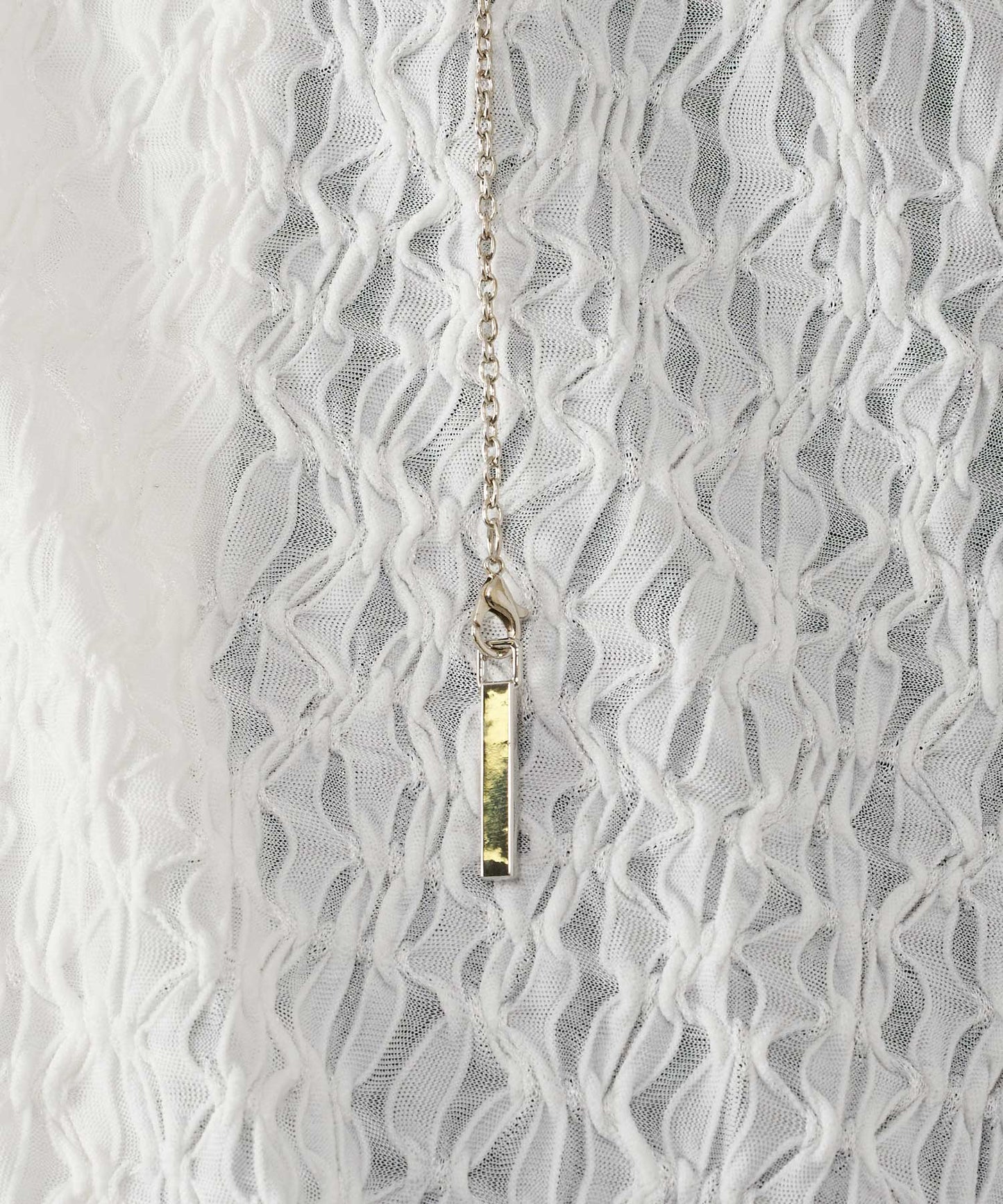 アクセサリー付きフードシャツ