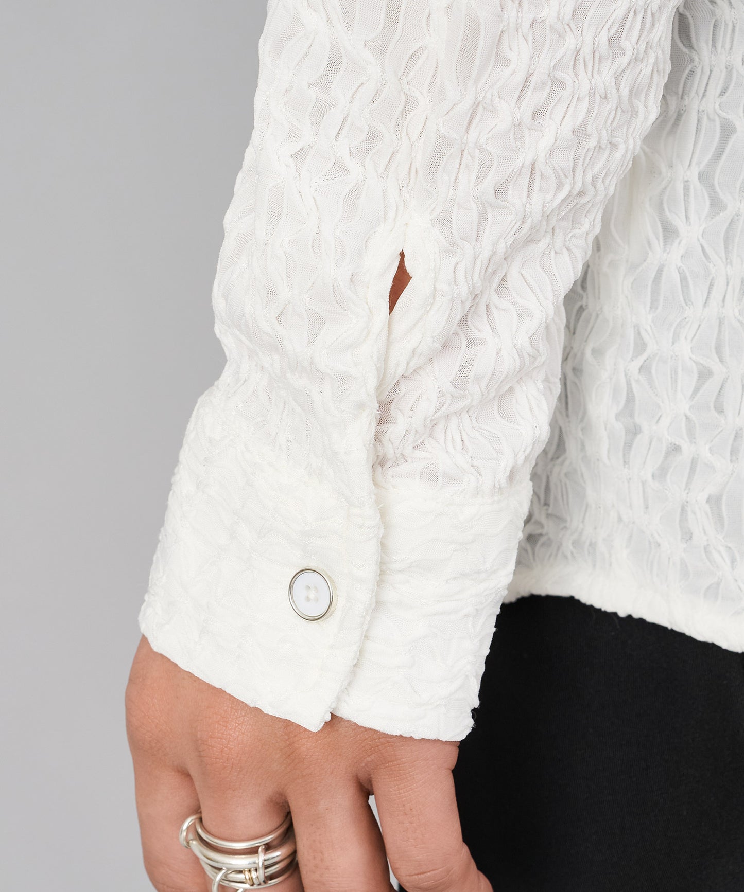 アクセサリー付きフードシャツ