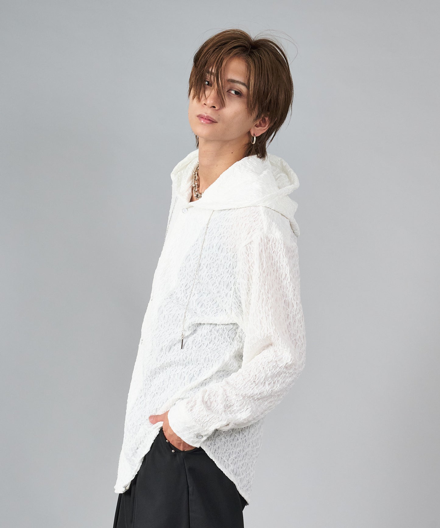 アクセサリー付きフードシャツ