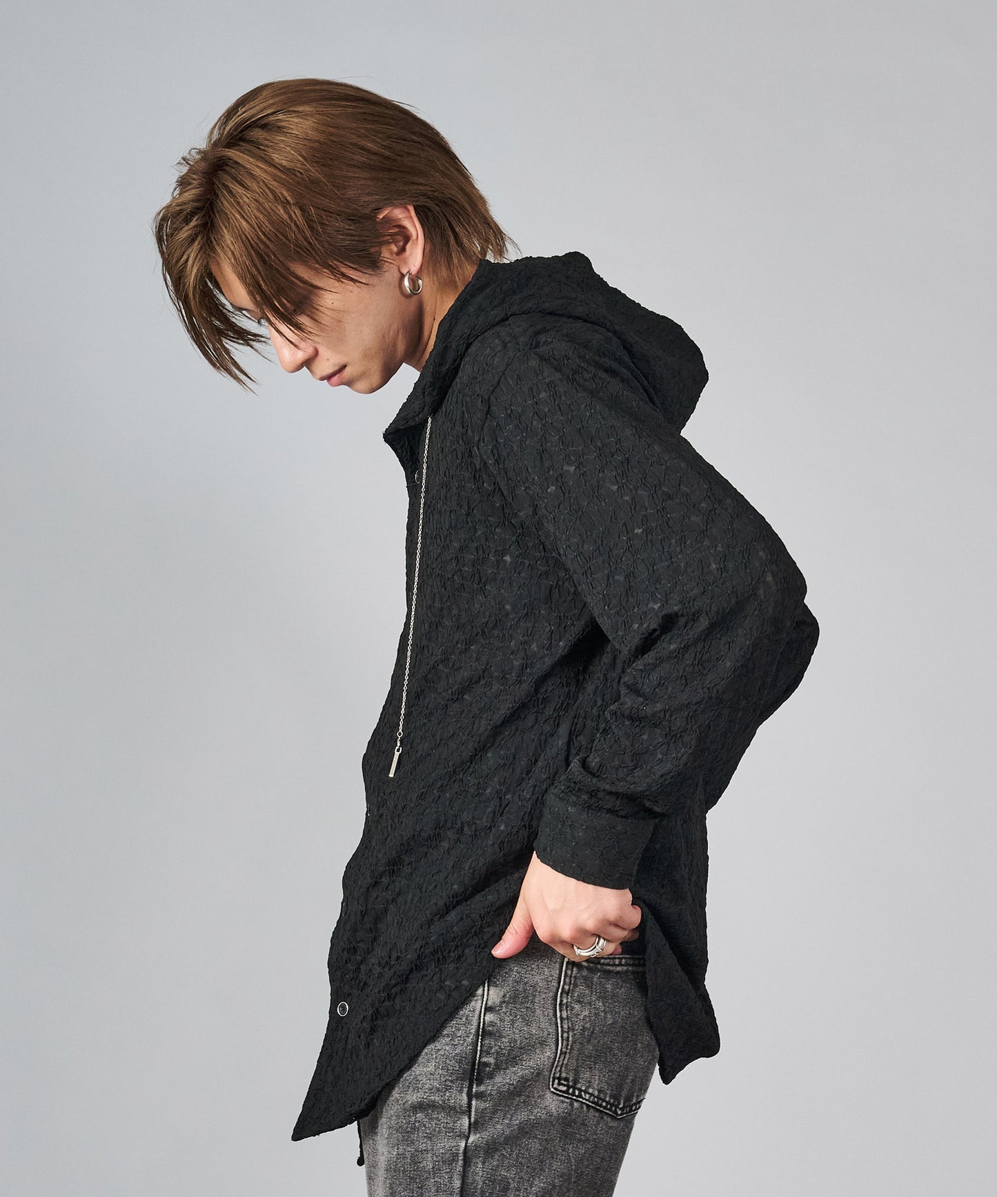 アクセサリー付きフードシャツ