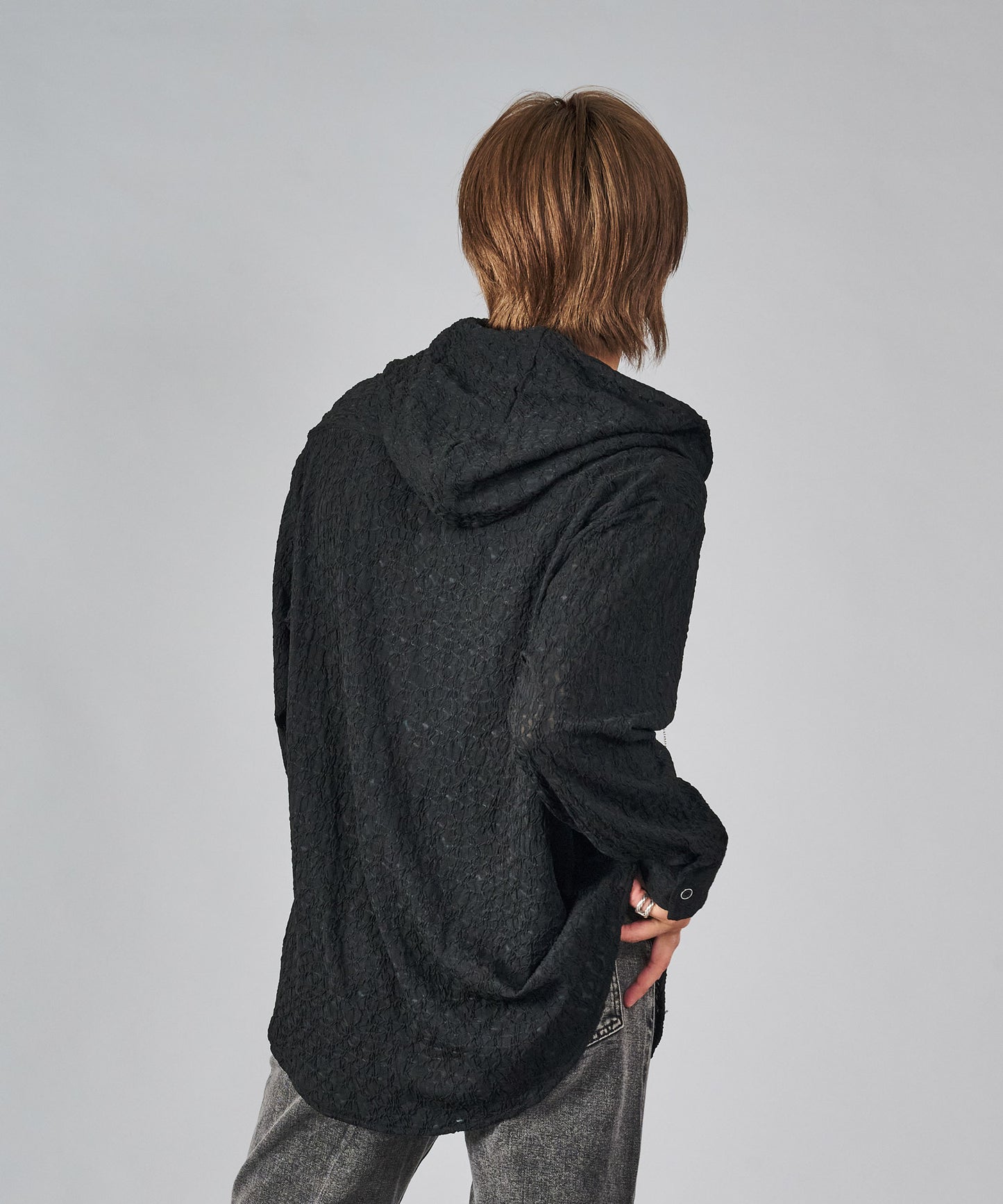 アクセサリー付きフードシャツ