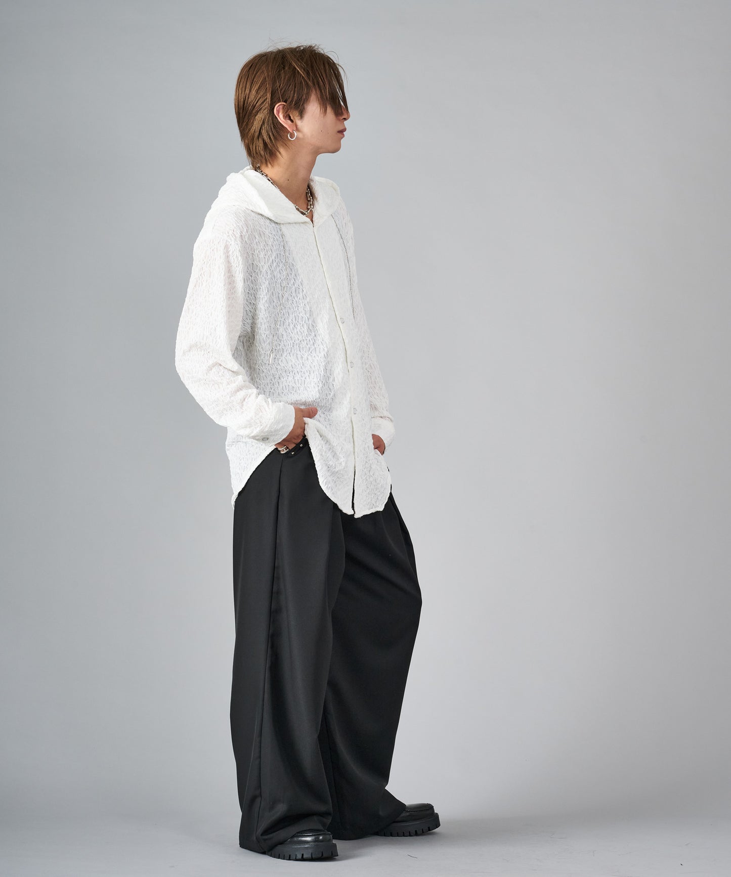 アクセサリー付きフードシャツ