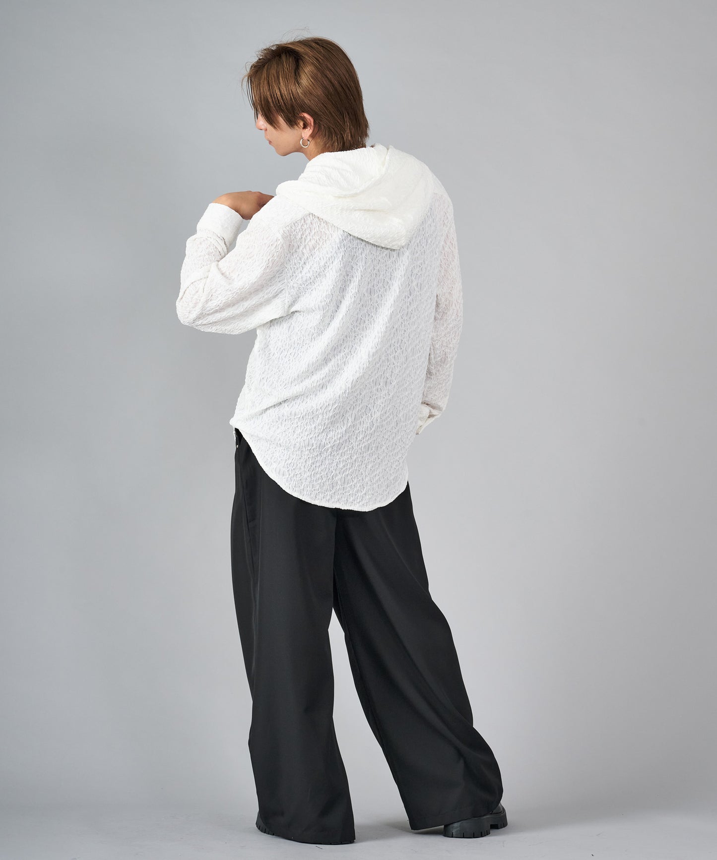 アクセサリー付きフードシャツ