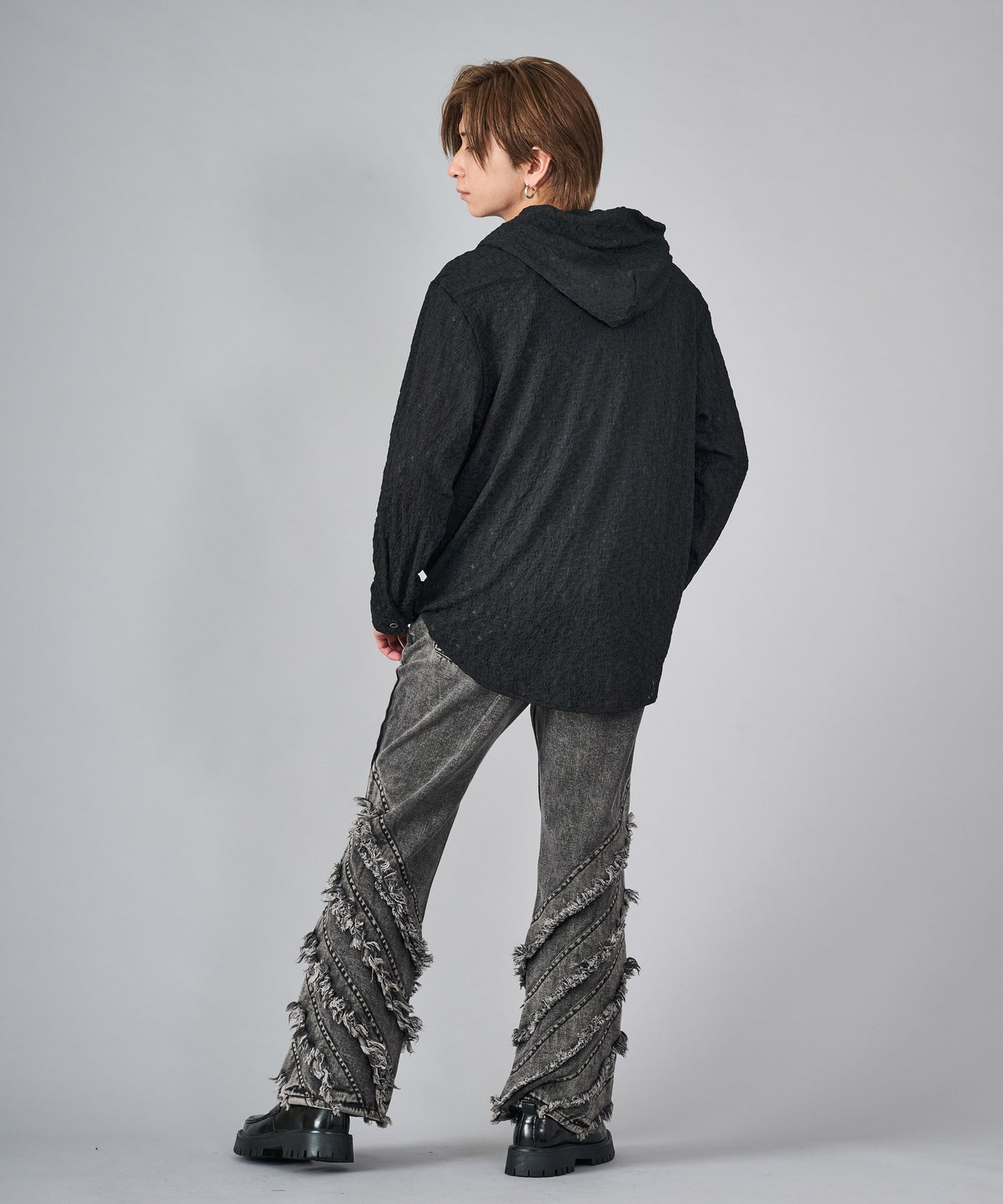 アクセサリー付きフードシャツ