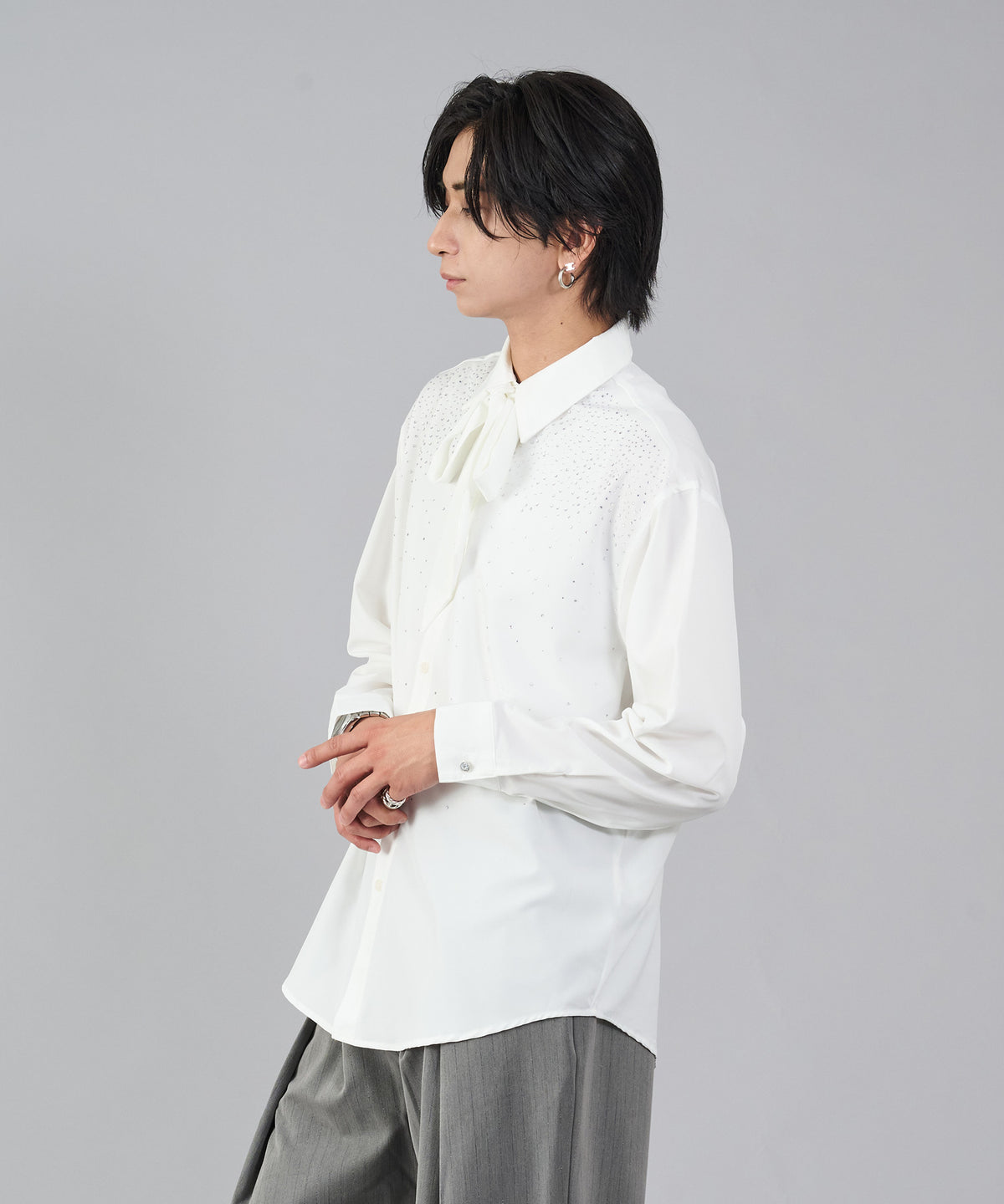リボンタイ付きラインストーンシャツ