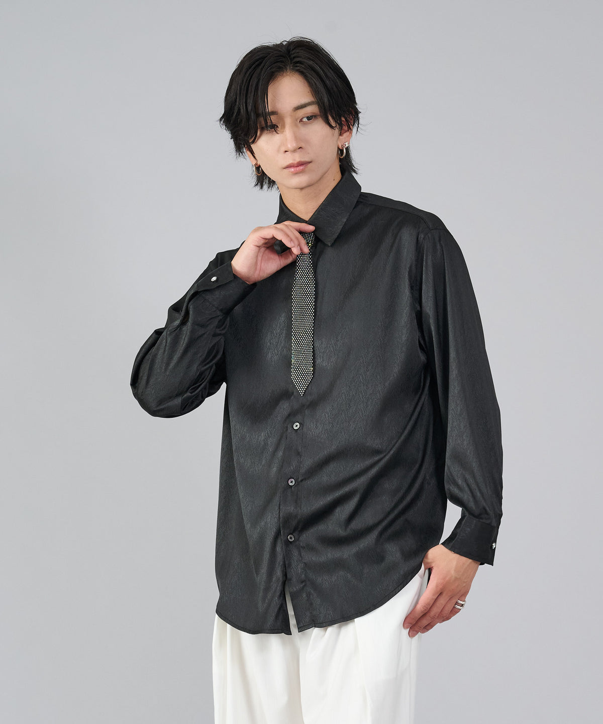 ラインストーンタイ付きシャツ